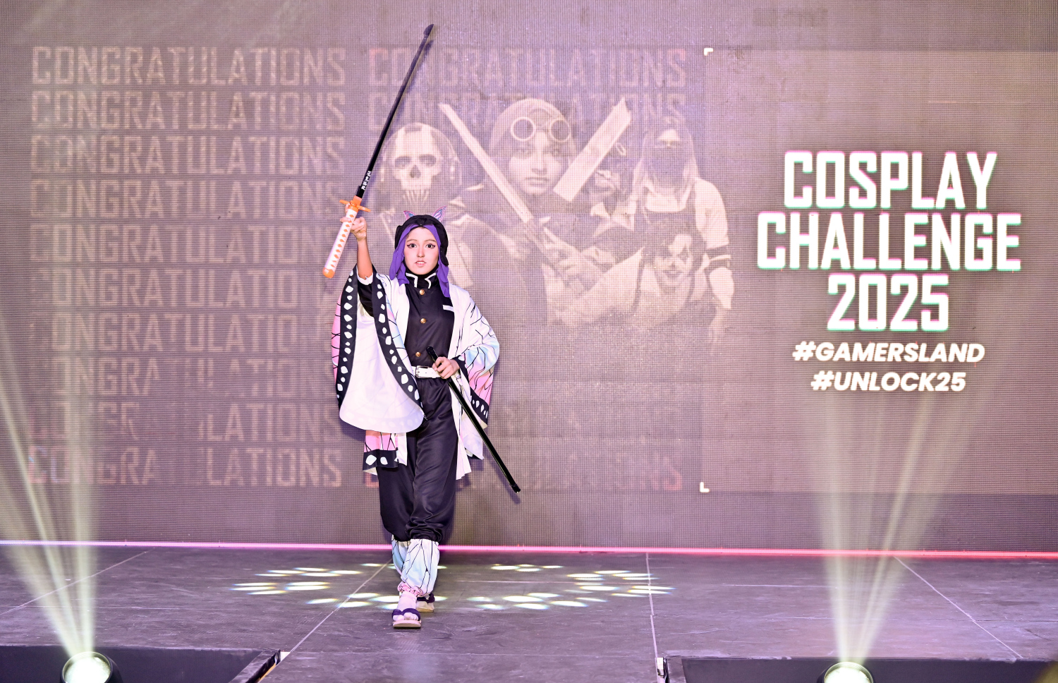 މުބާރާތުގައި ކޮސްޕްލޭގައި ބައިވެރިވި ބައިވެރިޔަކު ޕާފޯމްކުރަނީ.-- ފޮޓޯ: ނީޝާން އަލީ | މިހާރު