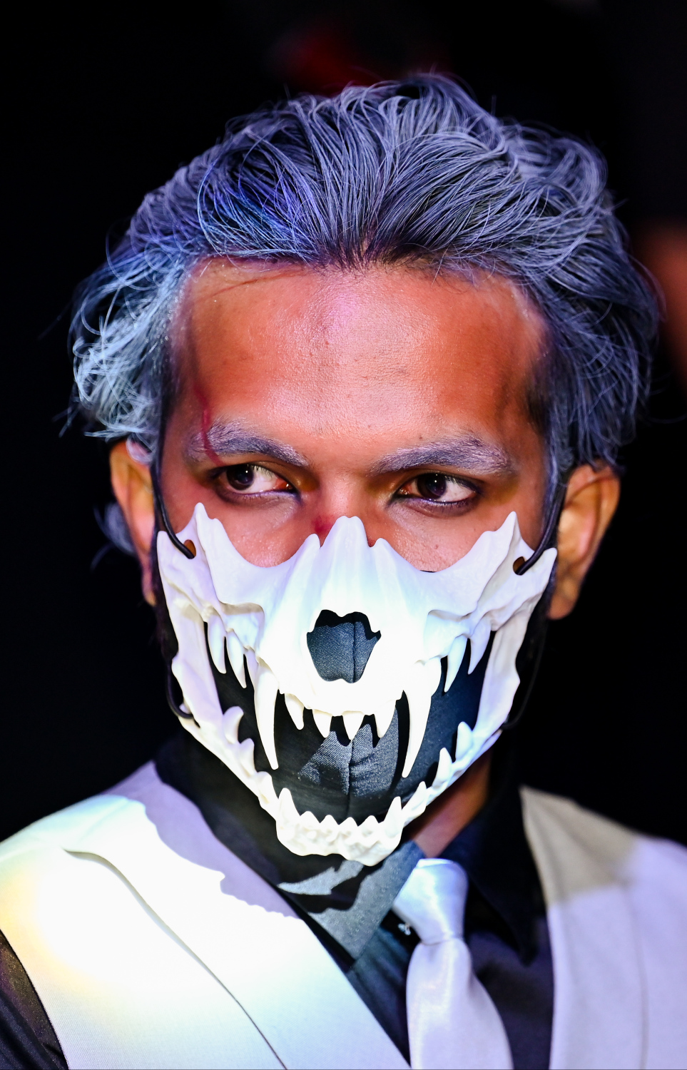 މުބާރާތުގައި ކޮސްޕްލޭގައި ބައިވެރިވި ބައިވެރިޔަކު ކެރެކްޓާތަކުގެ ގޮތުގައި ޕާފޯމްކުރަނީ.-- ފޮޓޯ: ނީޝާން އަލީ | މިހާރު