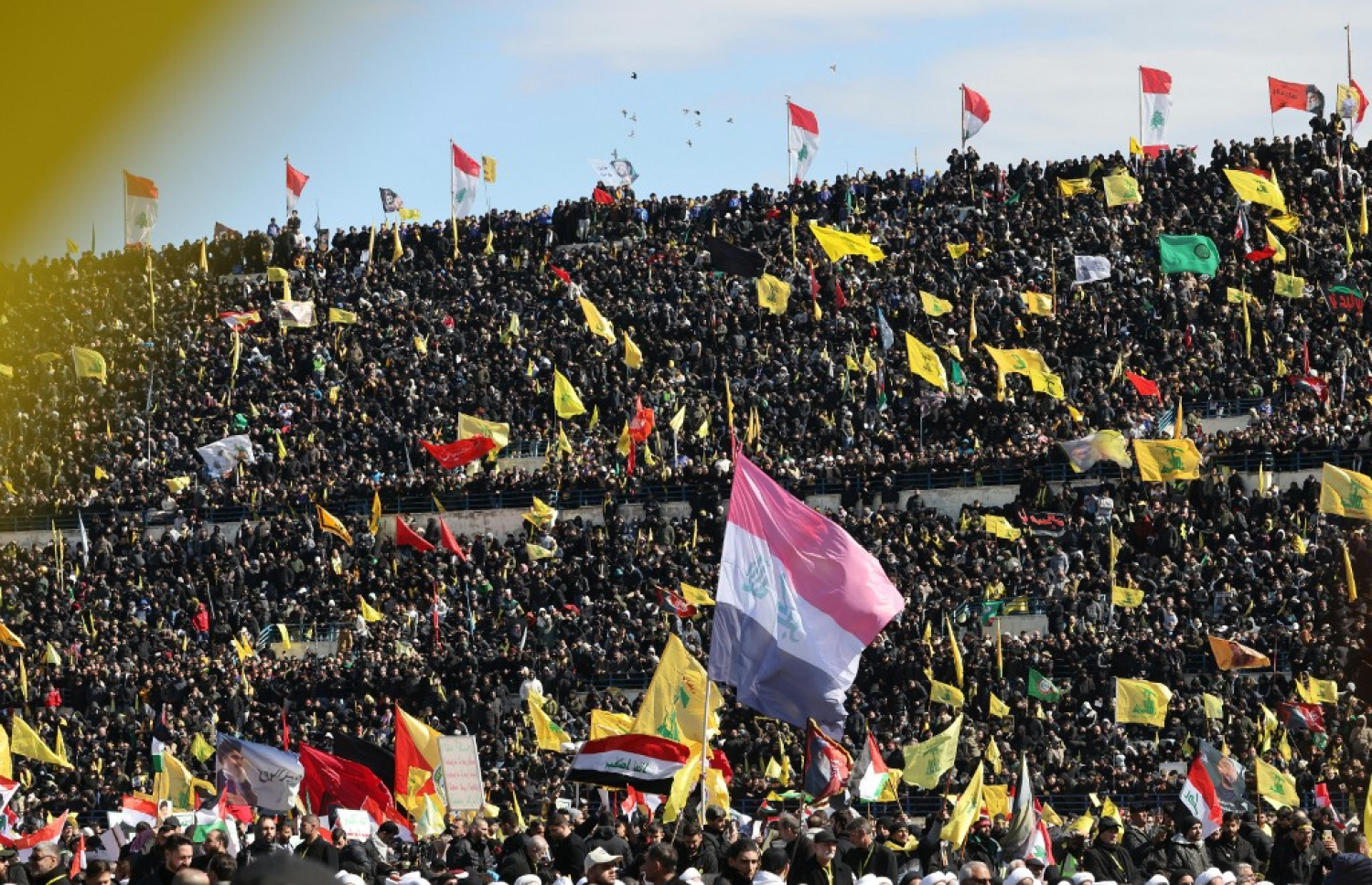 އިޒްރޭލުން އަވަހާރަކޮށްލި، ހިޒްބުﷲގެ ކުރީގެ ލީޑަރު ހަސަން ނަސްރުﷲ ގެ ޖަނާޒާއަށް މީހުން އެއްވެފައި. -- ފޮޓޯ: އޭއެފްޕީ