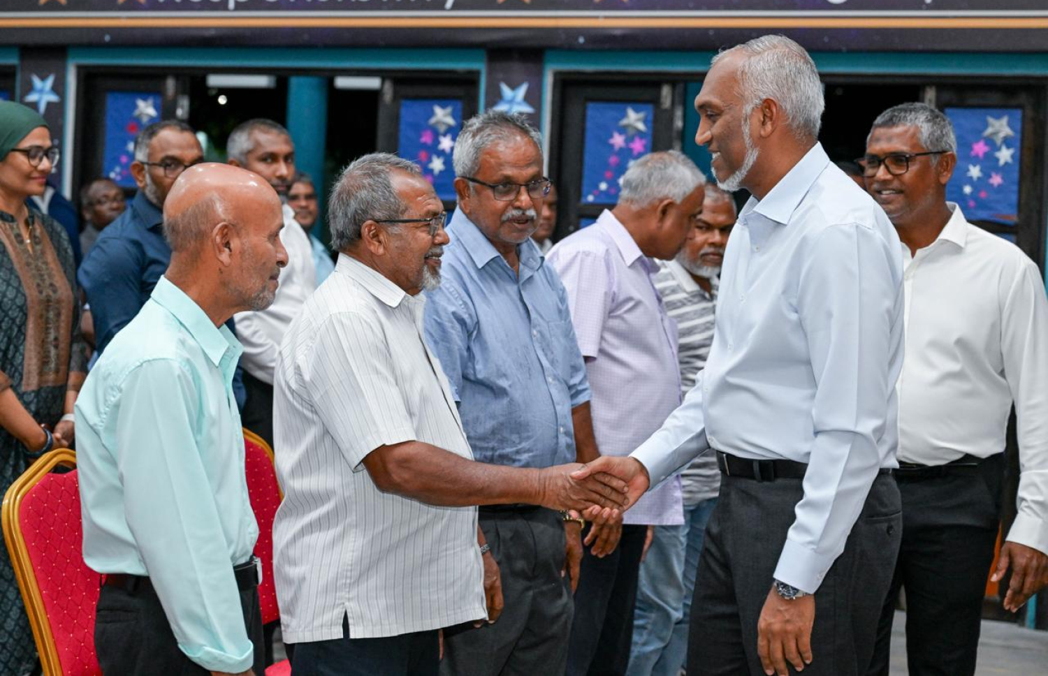 ކުޑަހުވަދޫގެ ރައްޔިތުންނާ ބައްދަލުރައްވަން މިރޭ ބޭއްވި ޖަލްސާ އަށް ރައީސް މުއިއްޒު ވަޑައިގެން އެ ރަށުގެ މީހުންނާ ސަލާން ކުރައްވަނީ.---ފޮޓޯ: ރައީސް އޮފީސް
