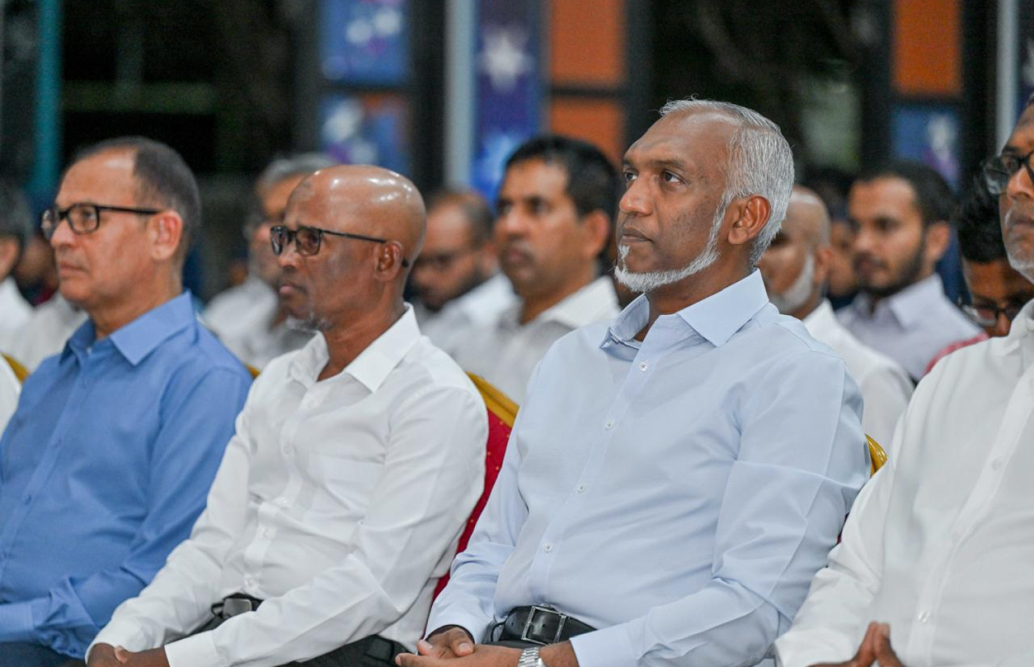 ރައީސް މުއިއްޒު މިއަދު ހަވީރު ކުޑަހުވަދު އަށް ވަޑައިގެން އެ ރަށުގެ ރައްޔިތުންނާ ބައްދަލުކުރައްވަން މިރޭ ބޭއްވި ޖަލްސާގައި ބައިވެރިވެވަޑައިގަންނަވަނީ.---ފޮޓޯ: ރައީސް އޮފީސް