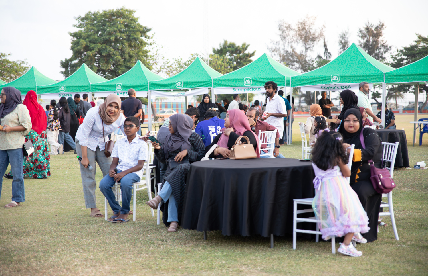 އެމްއައިބީގެ "ބިންގާ" މާހެފުމުގައި ބައިވެރިވި ބައެއް މީހުން: މި މާހެފުމުގައި 2000 އަށް ވުރެ ގިނަ މީހުން ބައިވެރިވި.--- ފޮޓޯ: އެމްއައިބީ