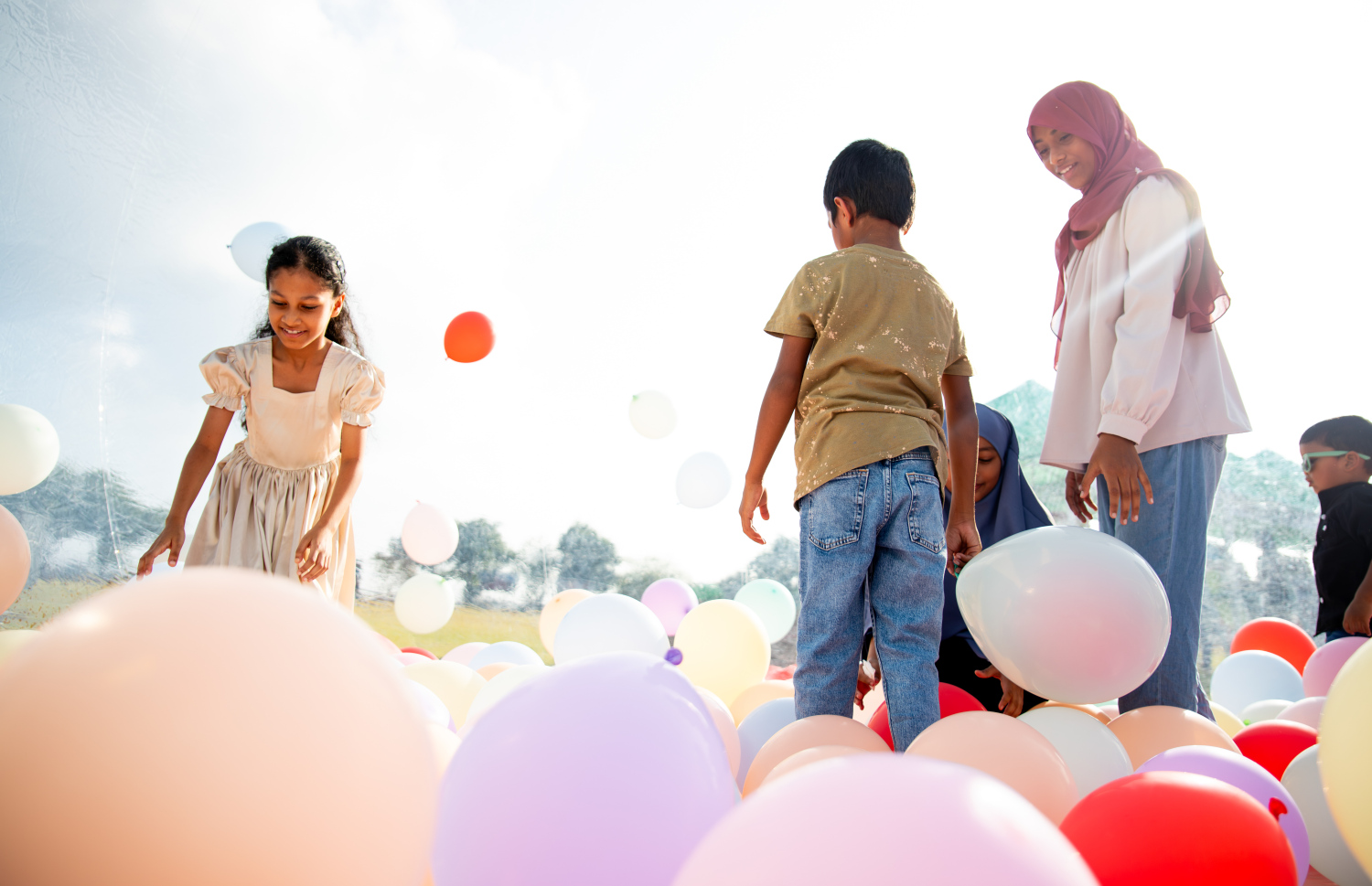 މިދިޔަ ހުކުރު ދުވަހު އެމްއައިިބީގެ ފަރާތުން ބޭއްވި "ބިންގާ" މާހެފުމަށް ދިޔަ ކުޑަކުދިންތަކެއް ކުޅެނީ.--- ފޮޓޯ: އެމްއައިބީ