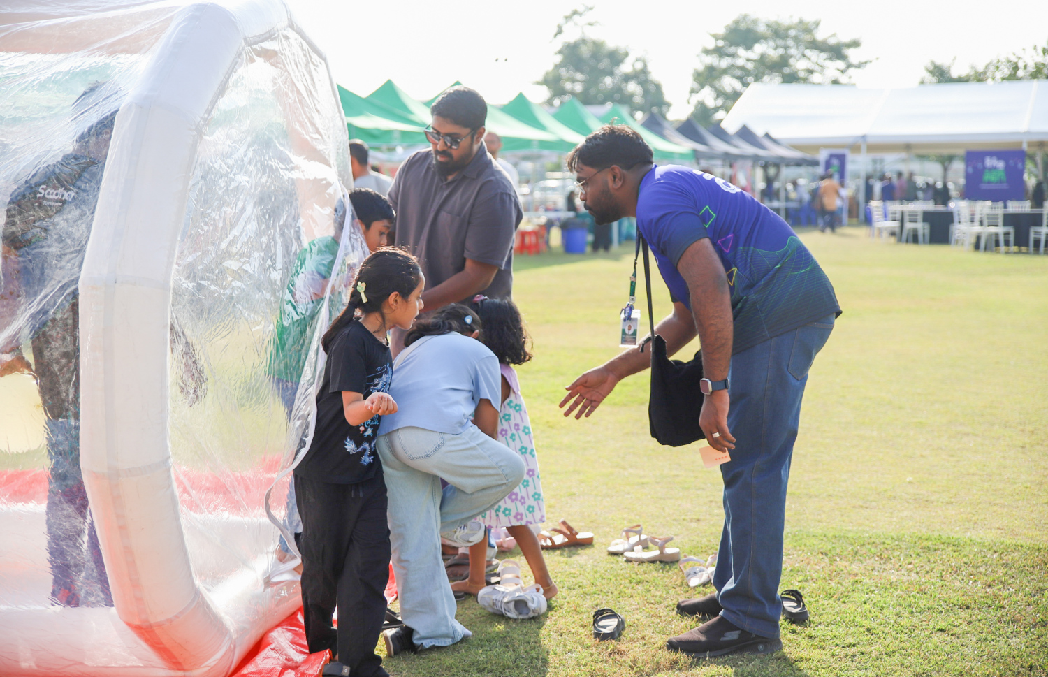 މިދިޔަ ހުކުރު ދުވަހު އެމްއައިިބީގެ ފަރާތުން ބޭއްވި "ބިންގާ" މާހެފުމަށް ދިޔަ ކުޑަކުދިންތަކެއް ކުޅެނީ.--- ފޮޓޯ: އެމްއައިބީ