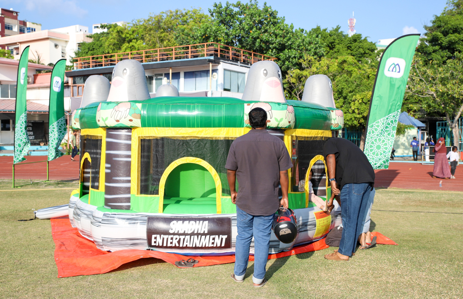 އެމްއައިބީގެ "ބިންގާ" މާހެފުމުގައި ބައިވެެރިވި ކުދިން ކުޅެން ހާއްސަކުރި ސްޓޯލްގައި ބަޔަކު ހަރަކަތްތެރިވަނީ.---- ފޮޓޯ: އެމްއައިބީ