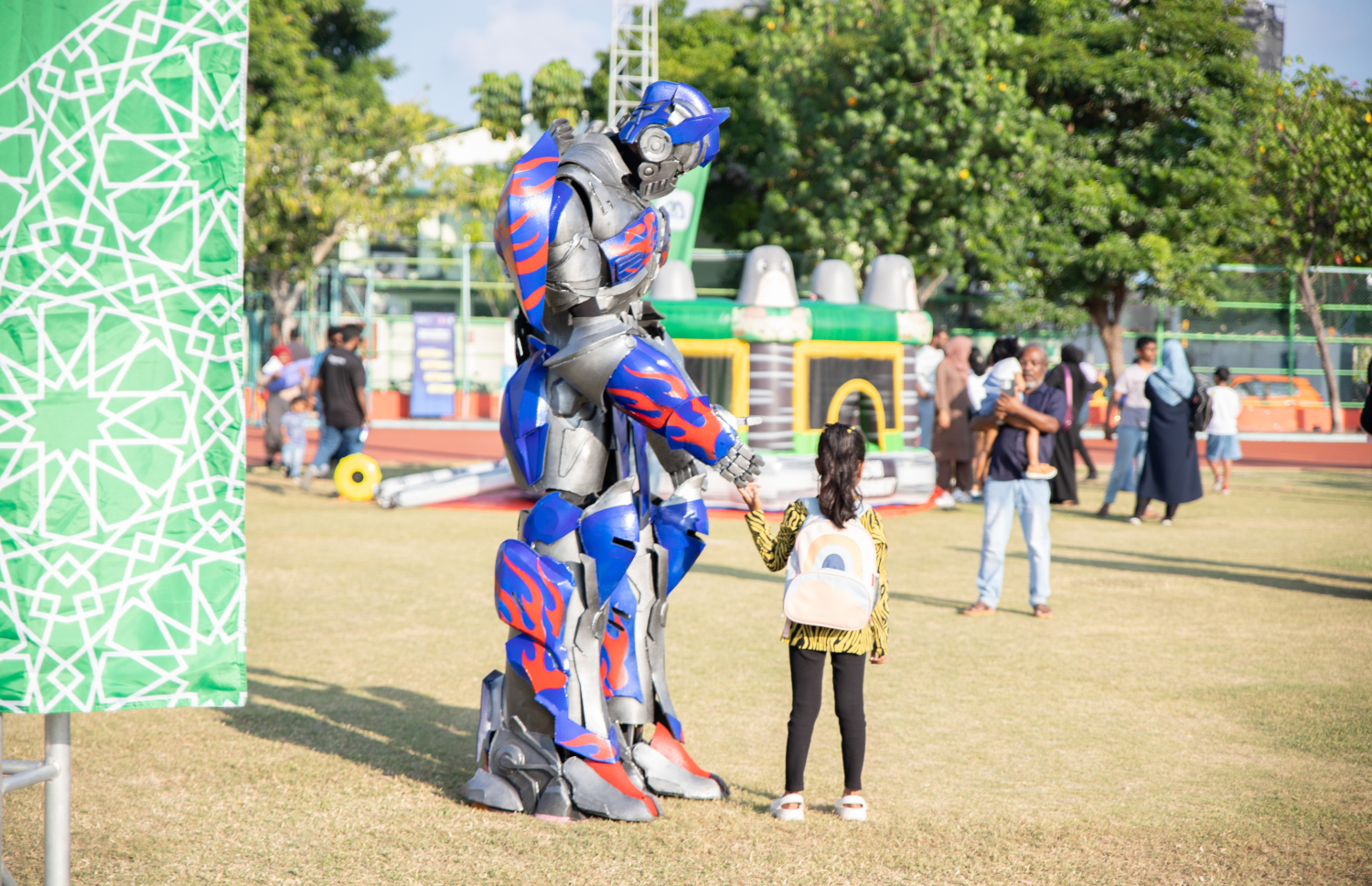 އެމްއައިބީގެ ފަރާތުން ބޭއްވި "ބިންގާ" މާހެފުމުގައި ކުޑަކުއްޖަކު ޓްރާންސްފޯމާސް ކެރެކްޓާއަކާ އެކު ފޮޓޯއެއް ނަގަނީ.--- ފޮޓޯ: އެމްއައިބީ