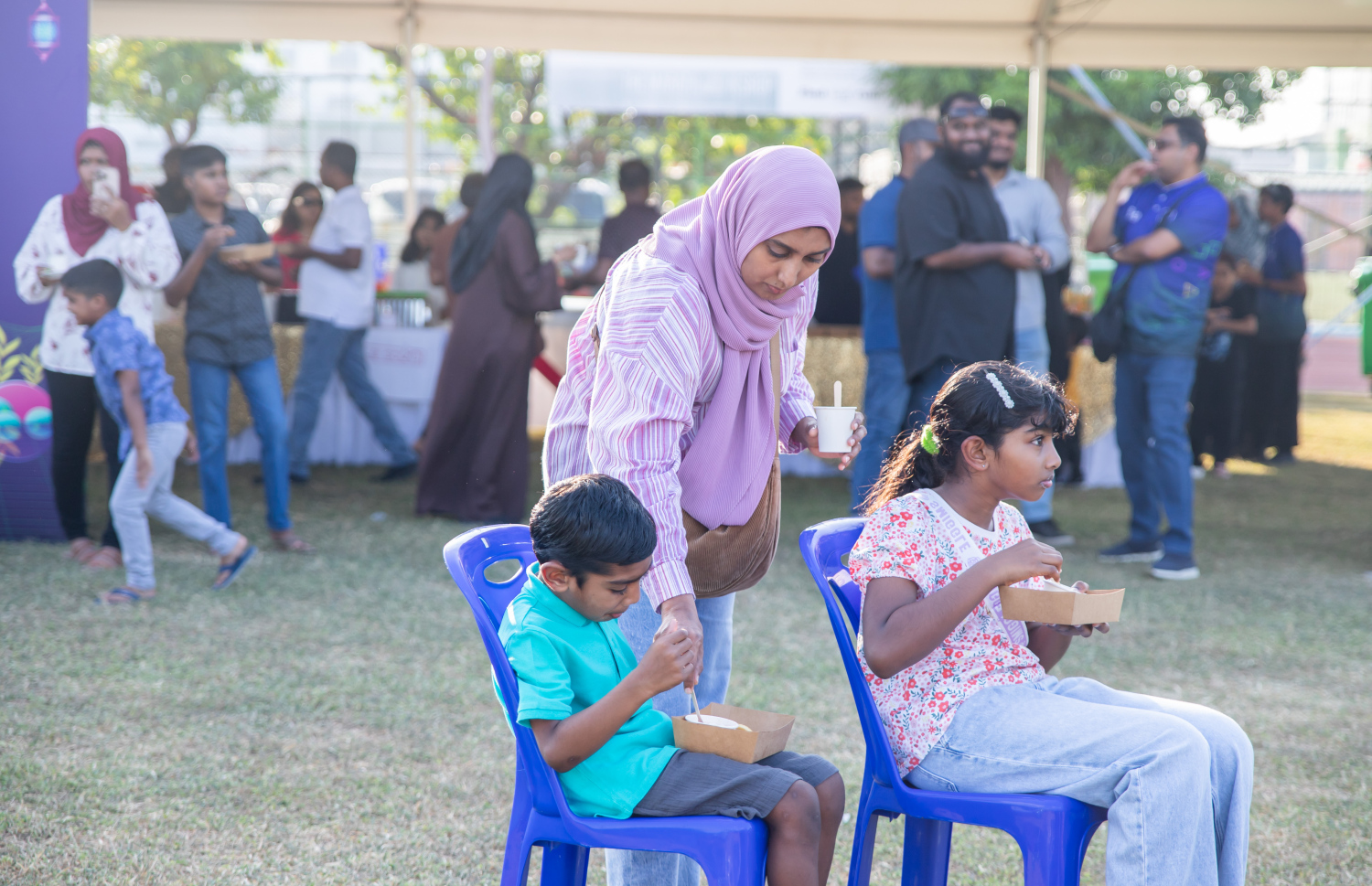 އެމްއައިބީގެ ފަރާތުން ބޭއްވި "ބިންގާ" މާހެފުމުގައި ބައެއް މީހުން ކުދިންނާ އެކު ބައިވެރިވަނީ -- ފޮޓޯ: އެމްއައިބީ