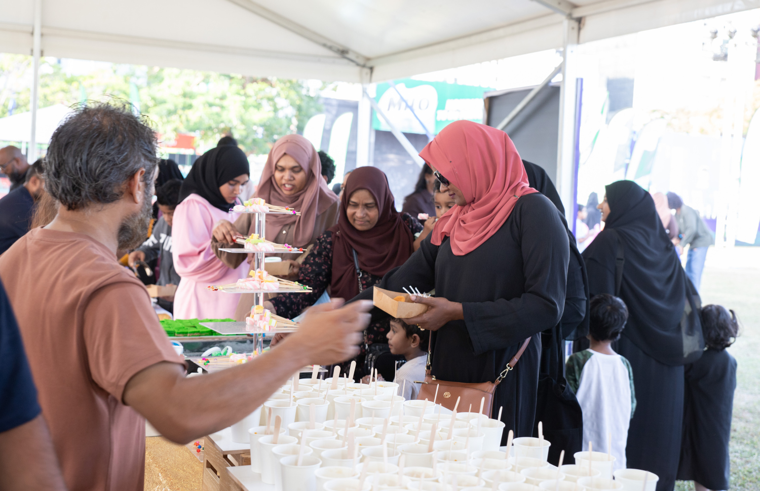 އެމްއައިބީގެ "ބިންގާ" މާހެފުމުގައި ބައިވެރިވި ބައެއް މީހުން: މި މާހެފުމުގައި 2000 އަށް ވުރެ ގިނަ މީހުން ބައިވެރިވި.--- ފޮޓޯ: އެމްއައިބީ