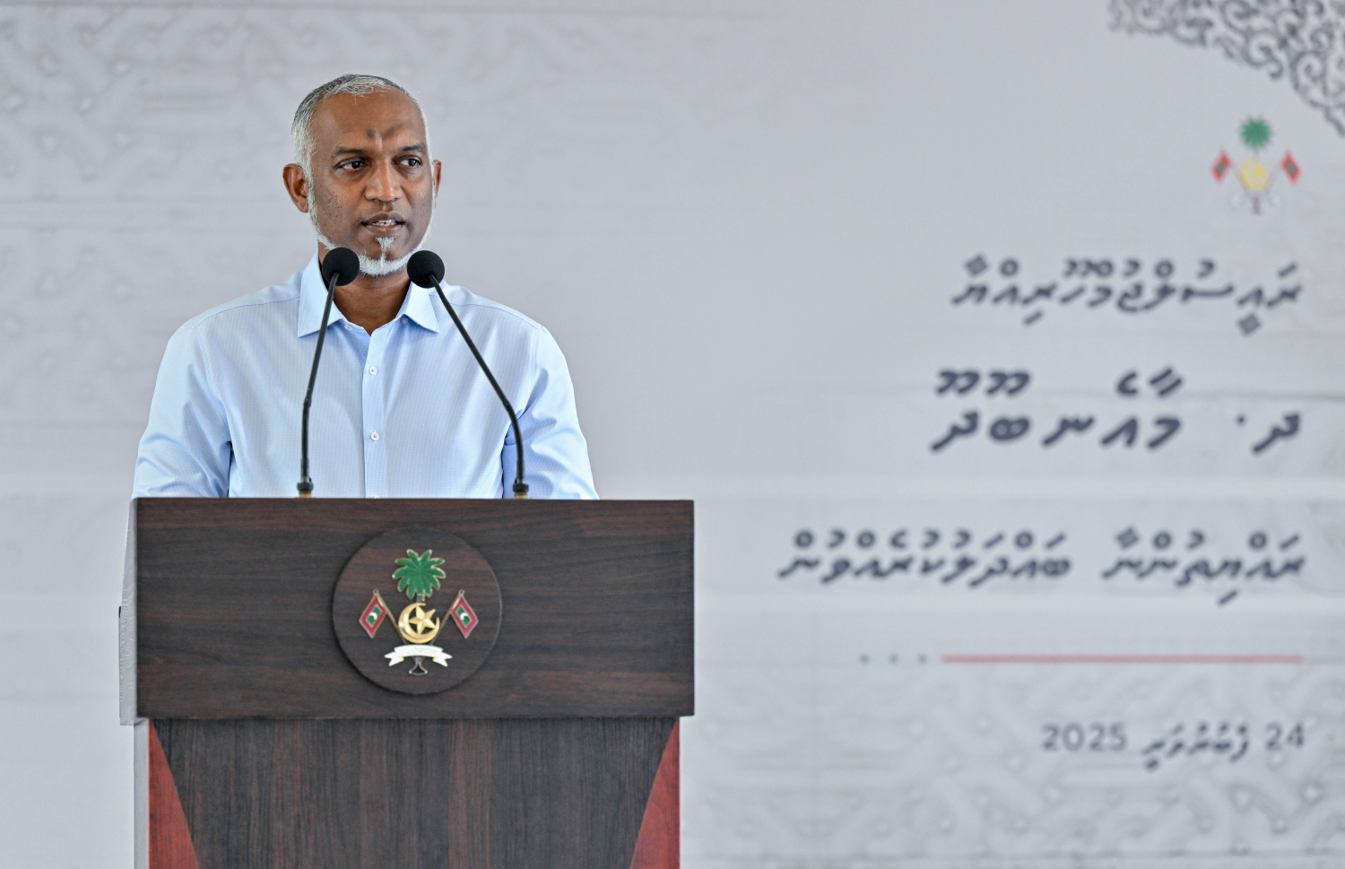 ރައީސް ޑރ. މުހައްމަދު މުއިއްޒު ދ. މާއެނބޫދޫއަށް ވަޑައިގެން އެރަށު ރައްޔިތުންނާ ބައްދަލުކުރައްވާ ވާހަކަފުޅު ދައްކަވަނީ.