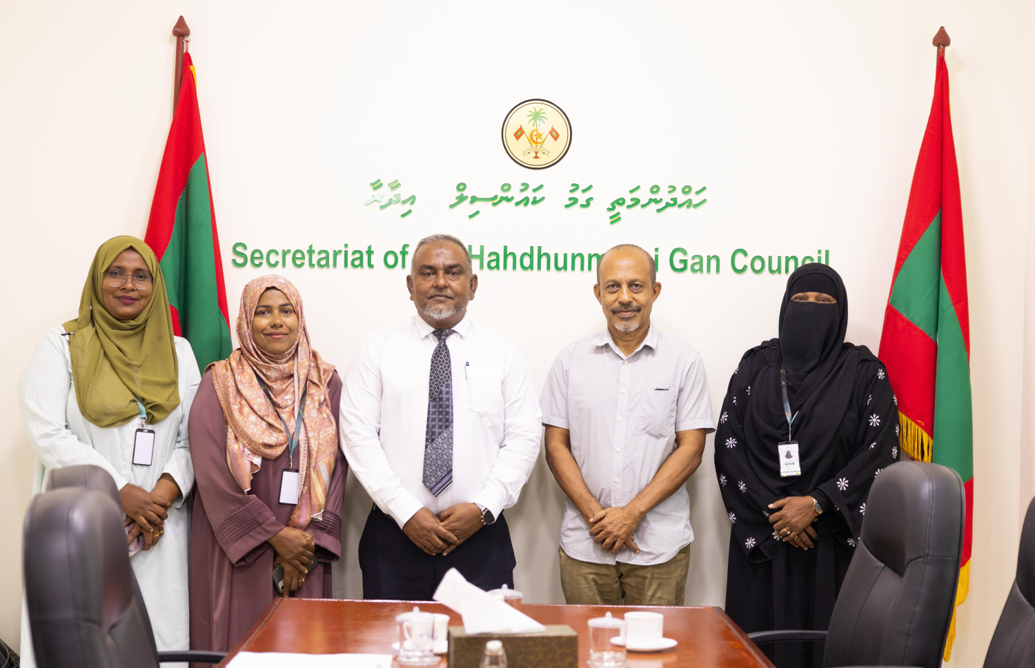 އެޗްޑީސީގެ މެނޭޖިންގް ޑިރެކްޓަރު މުހައްމަދު މައުރޫފް ޖަމީލް އިއްޔެ ގަމަށް ކުރެއްވި ރަސްމީ ދަތުރުފުޅުގައި، އެރަށުގެ ކައުންސިލާއެކު ބޭއްވި ބައްދަލުވުމުގައި.-- ފޮޓޯ: އެޗްޑީސީ