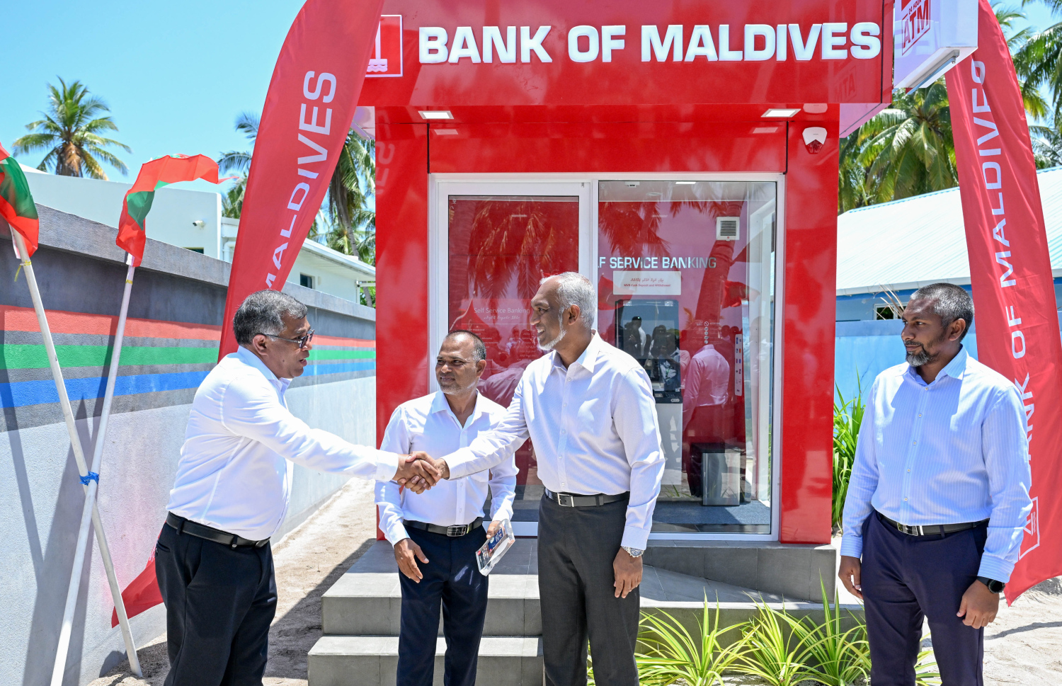 ބަނޑިދޫގައި އޭޓީއެމްގެ ހިދުމަތް ފައްޓަވައި ދެއްވުމަށް ފަހު ރައީސް މުއިއްޒާއި ބީއެމްއެލްގެ ސީއީއޯ ޝަރީފު ސަލާން ކުރައްވަނީ