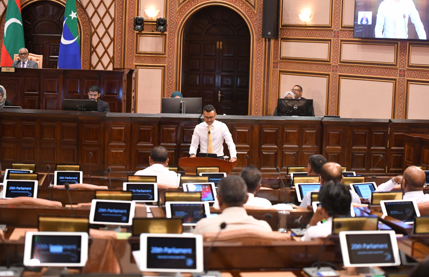 އެމްޑީޕީ ޕީޖީ ލީޑަރު އިބްރާހިމް ނާޒިލް، ރައީސް ޑރ. މުހައްމަދު މުއިއްޒު މީގެ ކުރިން އިއްވެވި ރިޔާސީ ބަޔާނަކަށް ޖަވާބު ދެއްވަނީ -- ފޮޓޯ: މަޖިލިސް