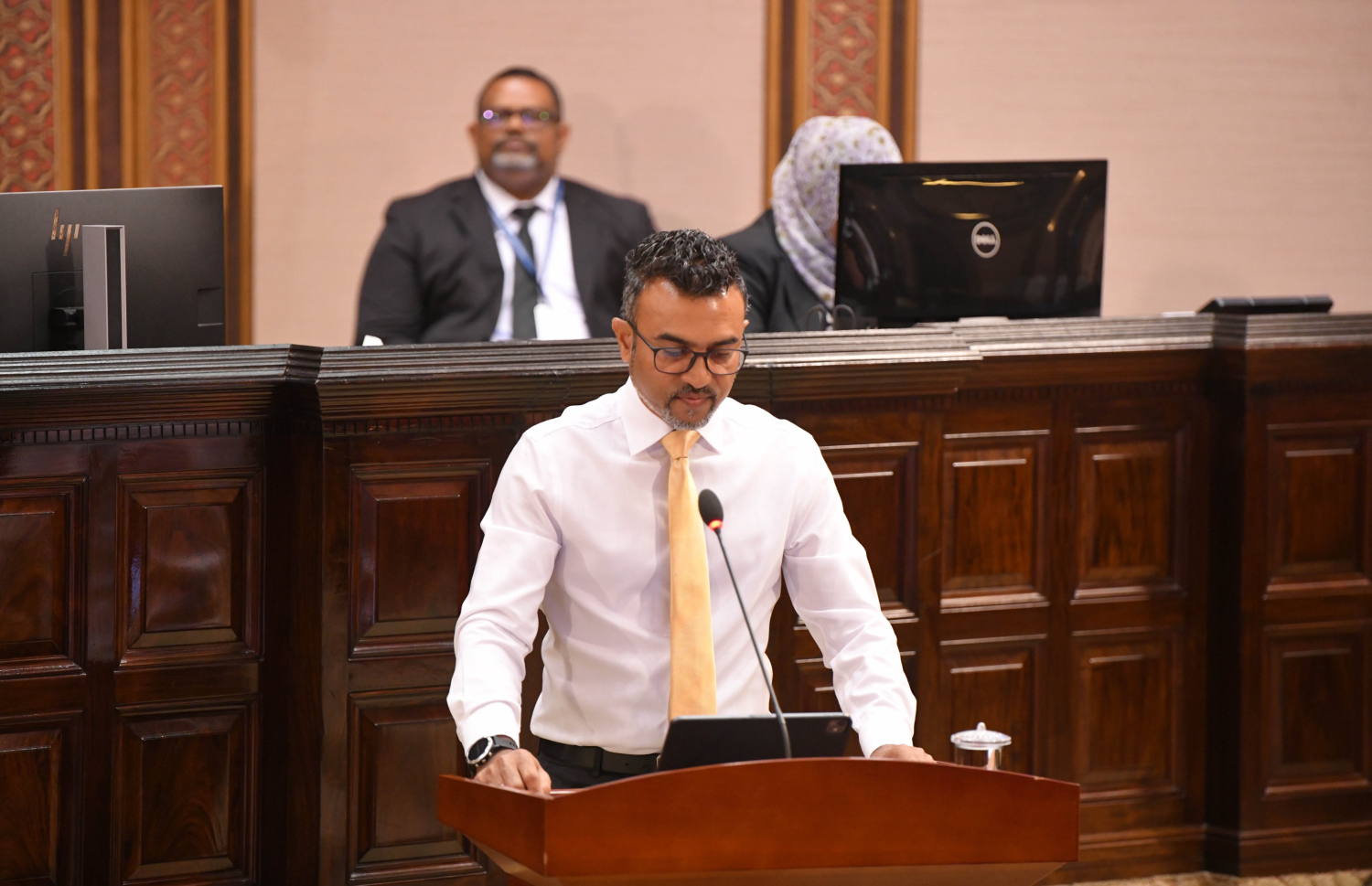 އެމްޑީޕީ ޕީޖީ ލީޑަރު އިބްރާހިމް ނާޒިލް، ރައީސް ޑރ. މުހައްމަދު މުއިއްޒު އިއްވެވި ރިޔާސީ ބަޔާނަށް ޖަވާބު ދެއްވަނީ -- ފޮޓޯ: މަޖިލިސް