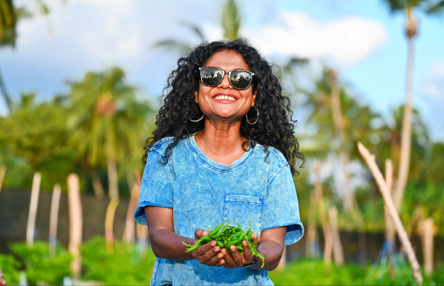 ފެޒޫ ތޮއްޑޫގެ ދަނޑަކުން ބިން މިރުސްތައް ހިފަހައްޓާލައިގެން. -- ފޮޓޯ: ފަޔާޒް މޫސާ | މިހާރު