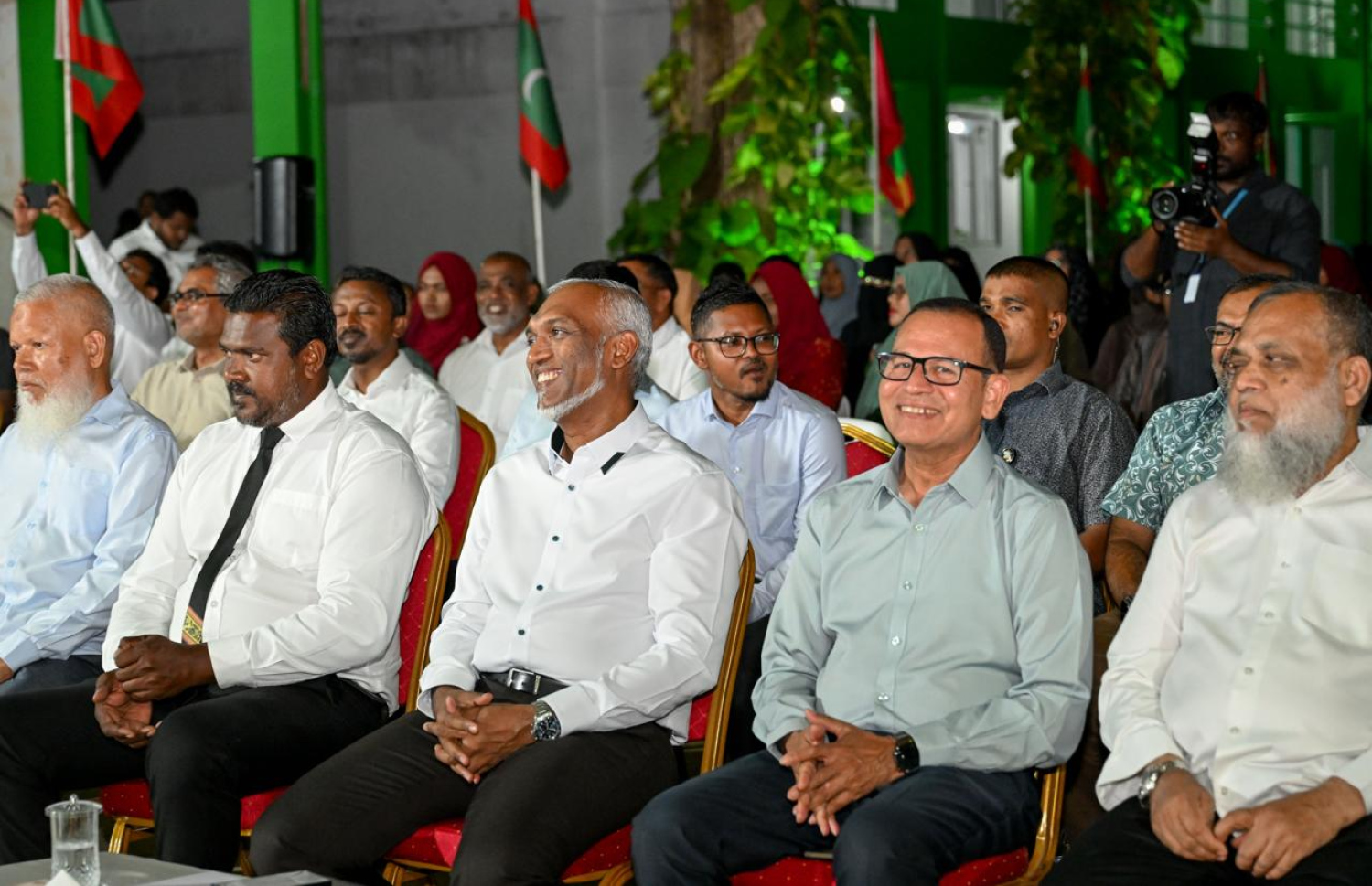 ދ. މީދޫގެ ރައްޔިތުންނާ ރައީސް މުއިއްޒު މިރޭ ބައްދަލުކުރައްވަނީ. --ފޮޓޯ: ރައީސް އޮފީސް