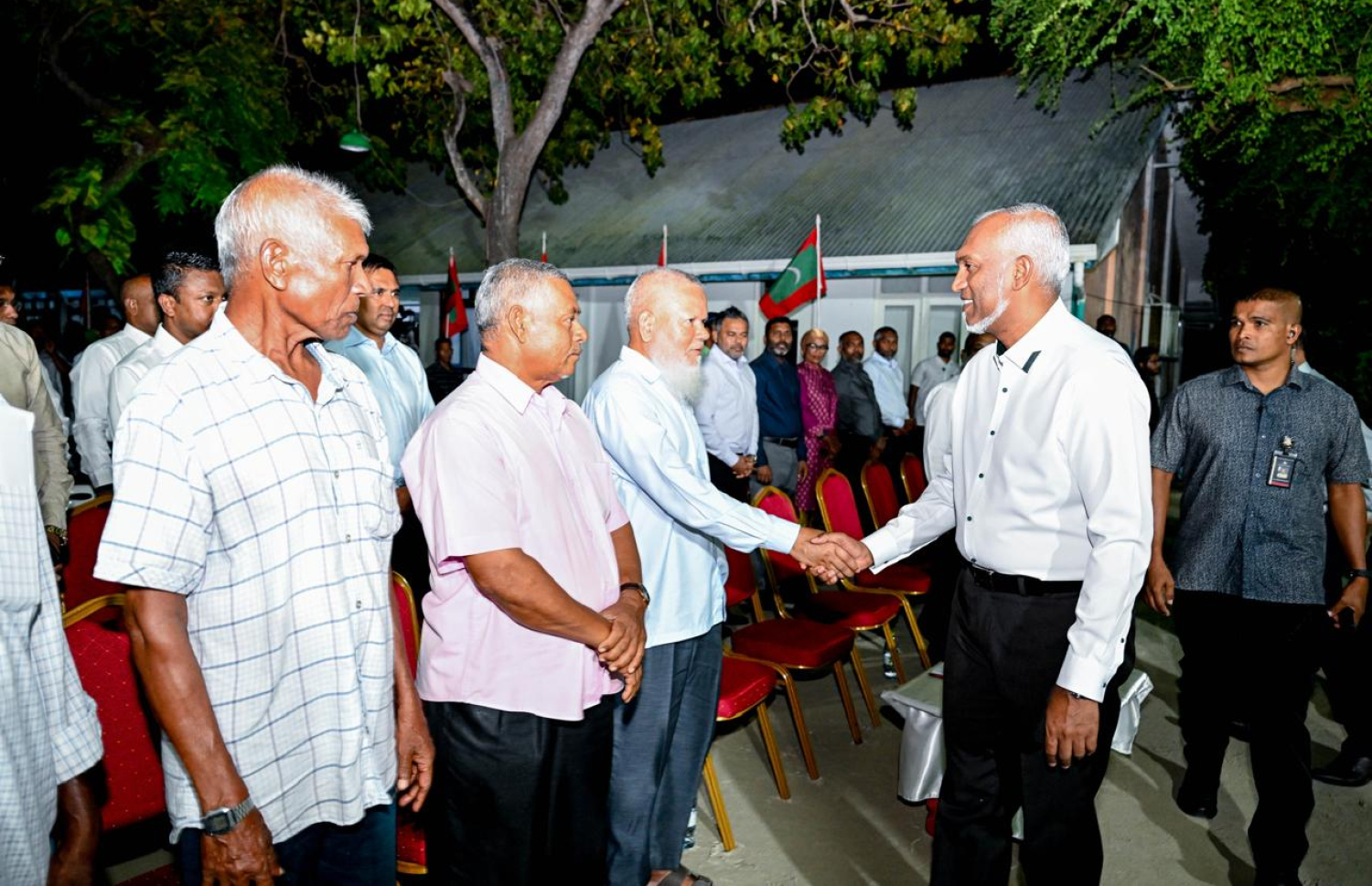 ދ. މީދޫގެ ރައްޔިތުންނާ ރައީސް މުއިއްޒު މިރޭ ބައްދަލުކުރައްވަނީ. --ފޮޓޯ: ރައީސް އޮފީސް