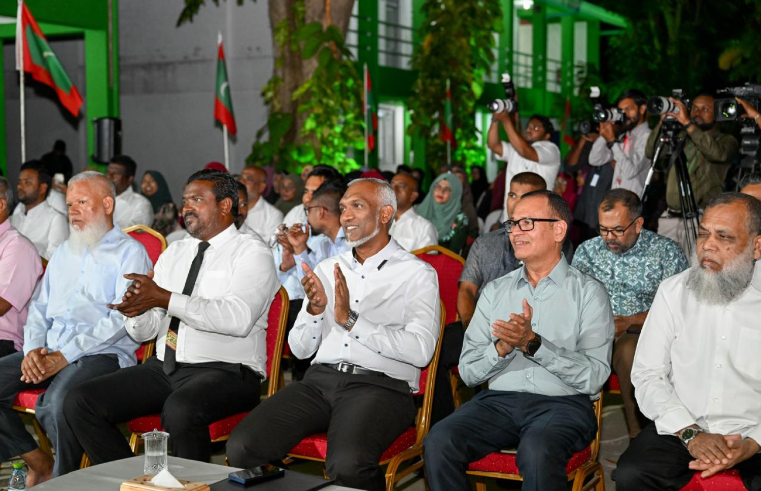 ދ. މީދޫގެ ރައްޔިތުންނާ އެކު ރޭ ބޭއްވެވި ބައްދަލުވުމުގައި ރައީސް މުއިއްޒު ބައިވެރިވެވަޑައިގަންނަވަނީ.---ފޮޓޯ: ރައީސް އޮފީސް