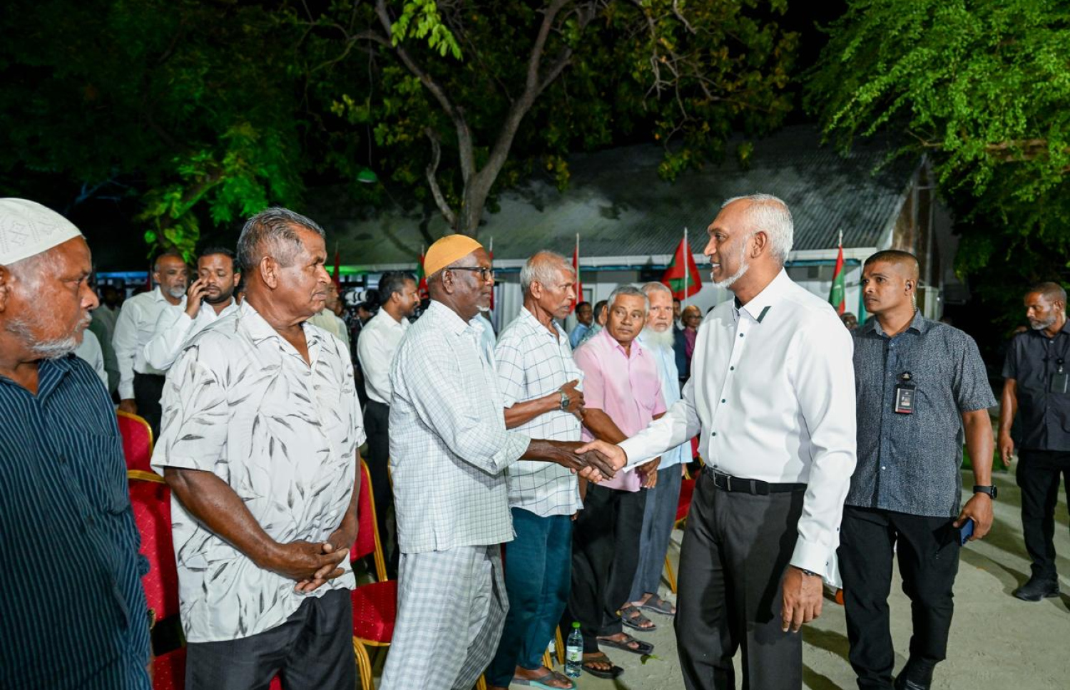 ދ. މީދޫގެ ރައްޔިތުންނާ އެކު ރޭ ބޭއްވެވި ބައްދަލުވުމަށް ރައީސް މުއިއްޒު ވަޑައިގެން ބައެއް މީހުންނާ ސަލާން ކުރައްވަނީ.---ފޮޓޯ: ރައީސް އޮފީސް