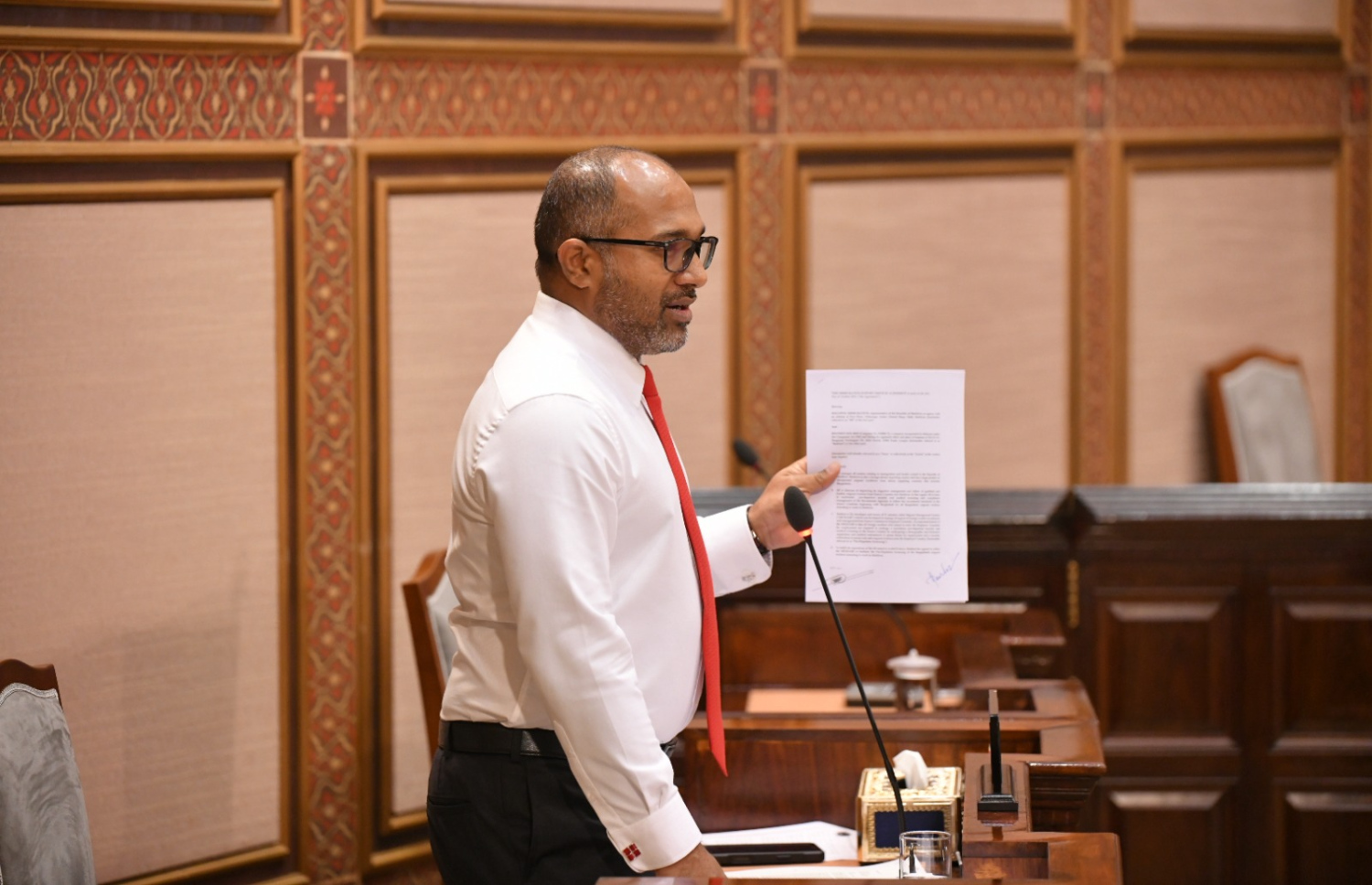 އިތުބާރު ނެތް ކަމުގެ މައްސަލާގައި މިނިސްޓަރު އަލީ އިހުސާން ޖަވާބުދާރީވެވަޑައިގަންނަވަނީ: އޭނާ ވަނީ އެކްސްޕެޓް ސިސްޓަމް ހެދުމަށް ހަވާލުވި ކުންފުންޏާ އެކު ސަރުކާރުން ބަދަލުކޮށްފައިވާ ހުރިހާ ލިޔެކިޔުމެއް ދައްކާލާފައި. -- ފޮޓޯ: މަޖިލިސް