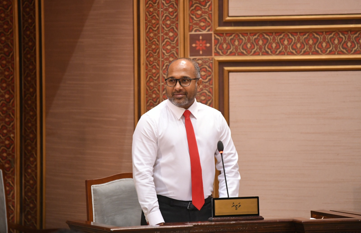 އިތުބާރު ނެތް ކަމުގެ މައްސަލާގައި މިނިސްޓަރު އަލީ އިހުސާން ޖަވާބުދާރީވެވަޑައިގަންނަވަނީ