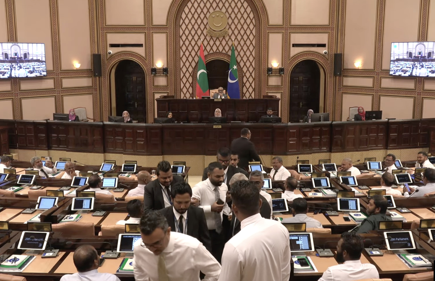 މީކާއިލް ތަޅުމުން ނެރުމުގެ ތެރެއިން --