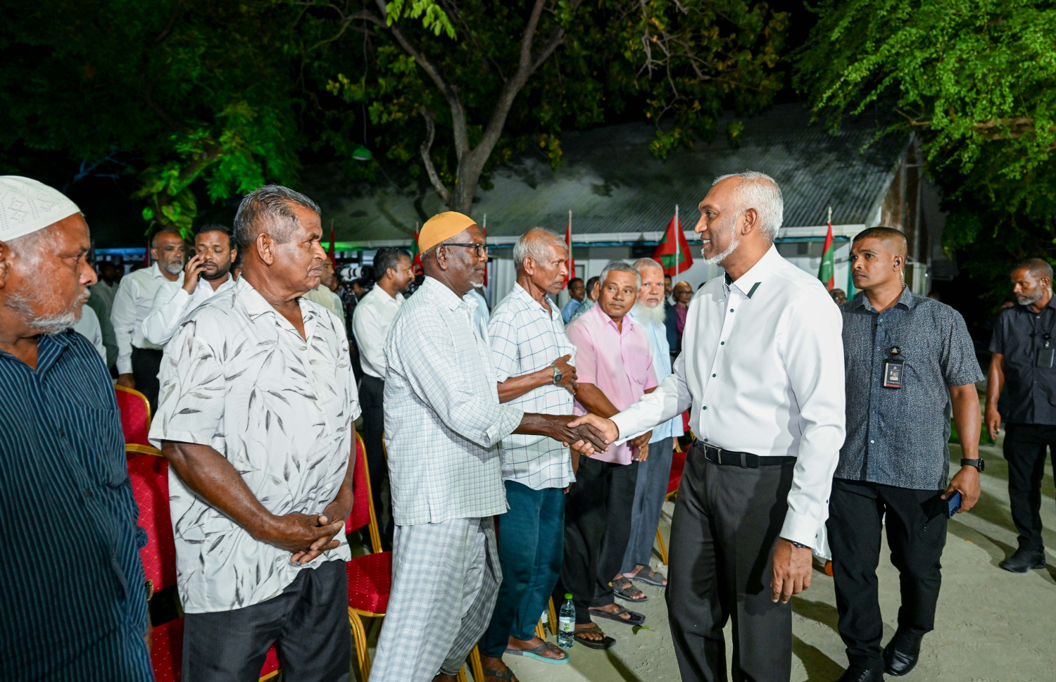 ދ. މީދޫ ރައްޔިތުންނާ ބައްދަލުކުރެއްވުމަށް ރައީސް ޑރ. މުހައްމަދު މުއިއްޒު ބޭއްވެވި ބައްދަލުވުމުގައި ރަށުގެ ދުވަސްވީ މީހަކާ ސަލާމްކުރައްވަނީ.