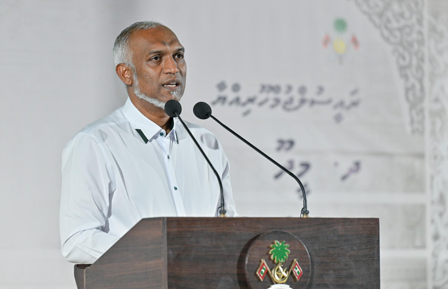 ދ. މީދޫ ރައްޔިތުންނާ ބައްދަލުކުރައްވާ ރައީސް ޑރ. މުހައްމަދު މުއިއްޒު ވާހަކަފުޅު ދައްކަވަނީ.