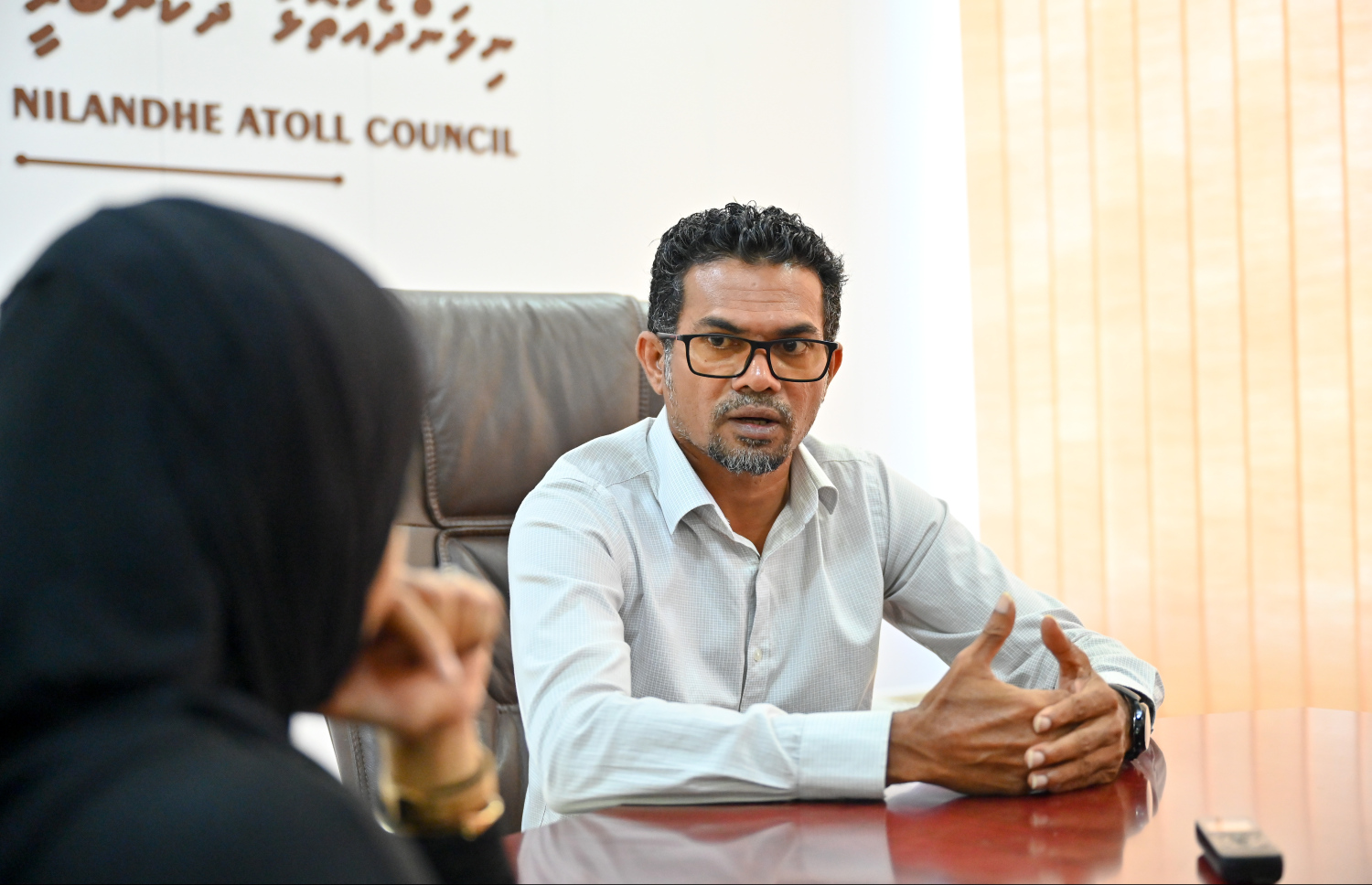 ދ. އަތޮޅު ކައުންސިލްގެ ރައީސް އަހުމަދު ޝާފީ "މިހާރު" އަށް އިންޓަވިއު ދެއްވަނީ-- ފޮޓޯ: ނިޝާން އަލީ | މިހާރު