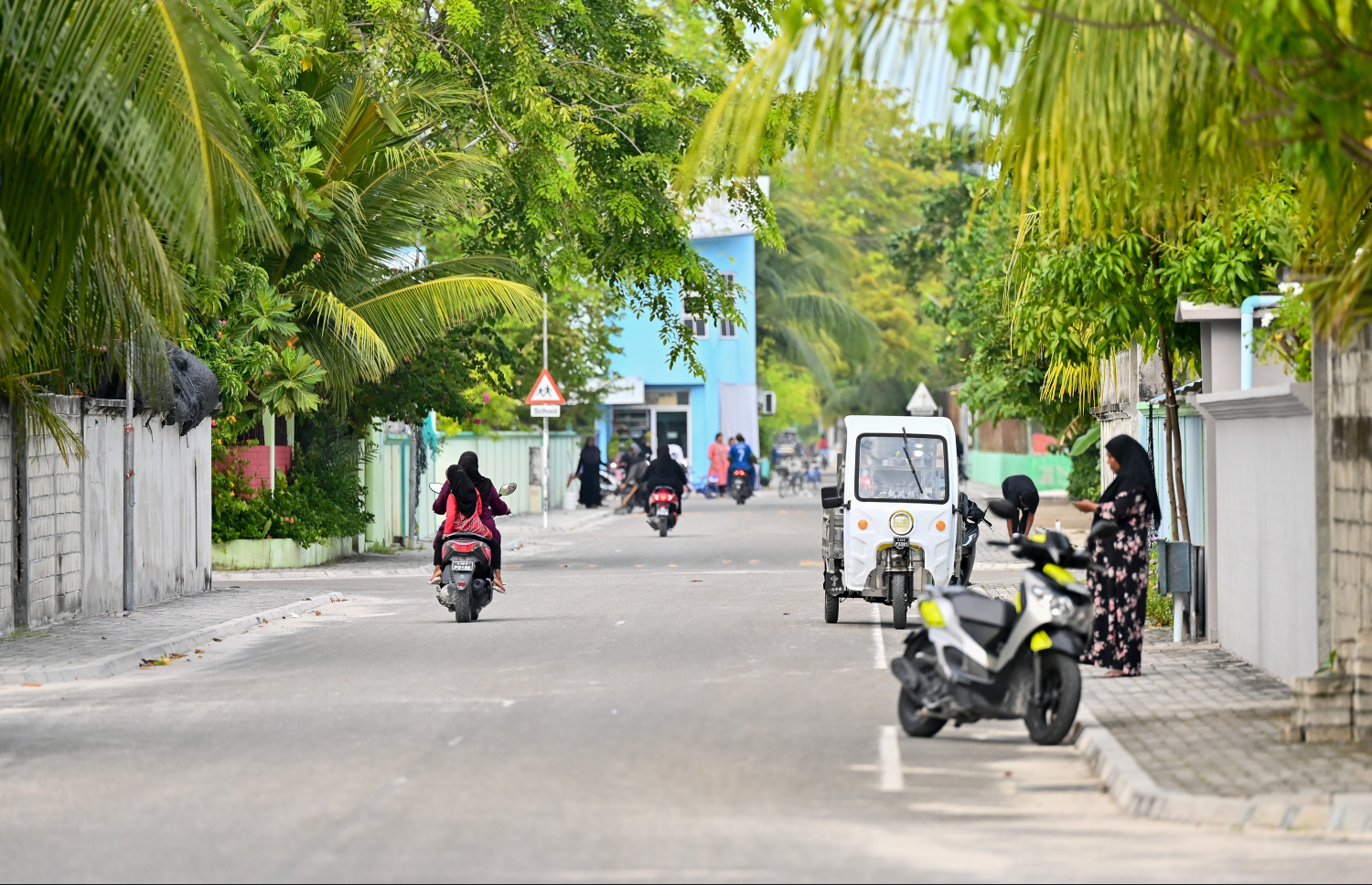 ދ. ކުޑަހުވަދޫގެ މަގެއް: ވަޒީފާގެ ފުރުސަތުތައް ފަހި މި ރަށުގައި ޒުވާނުން މަގުމައްޗަށް ގިނަވެގެން އުޅޭ މަންޒަރެއް ނުފެނޭ.-- ފޮޓޯ: ނިޝާން އަލީ | މިހާރު