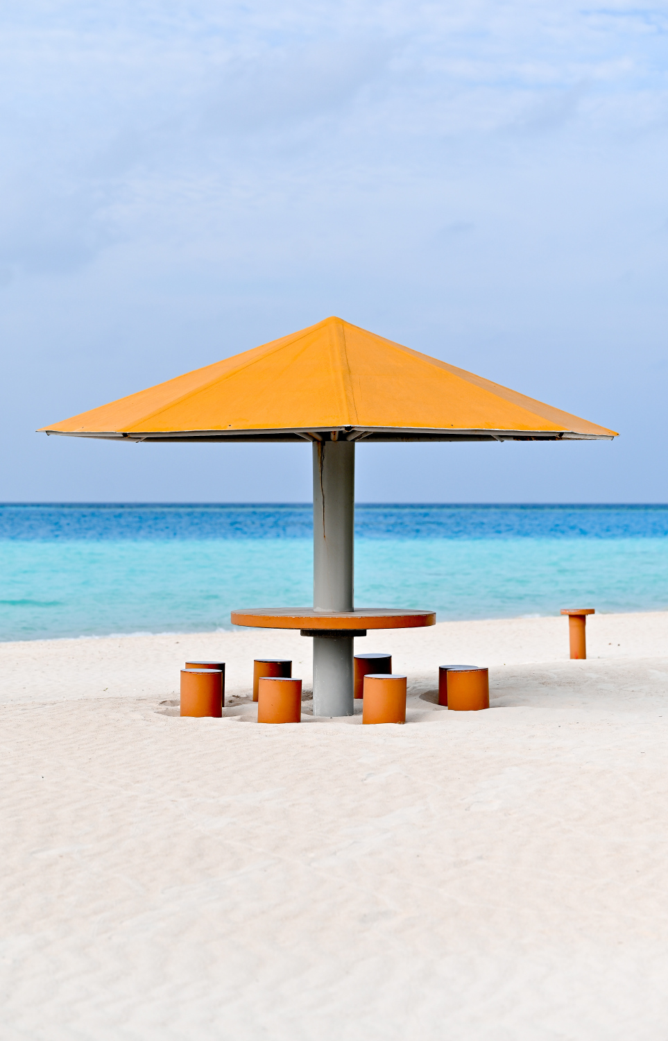 ދ. ކުޑަހުވަދޫގެ ބީޗުގައި ޖަހާފައިވާ ކުޑައެއް: މިއީ ރީތި މޫދަކާއި ގޮނޑުދޮށެއް އޮންނަ ރަށެއް. -- ފޮޓޯ: ނިޝާން އަލީ | މިހާރު