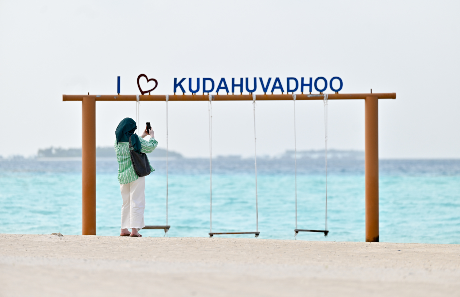 ދ. ކުޑަހުވަދޫގެ ބީޗުގައި ބަހައްޓާފައި އެލުވާފައި ހުރި އުނދޯލިތަކެއް. -- ފޮޓޯ: ނިޝާން އަލީ | މިހާރު