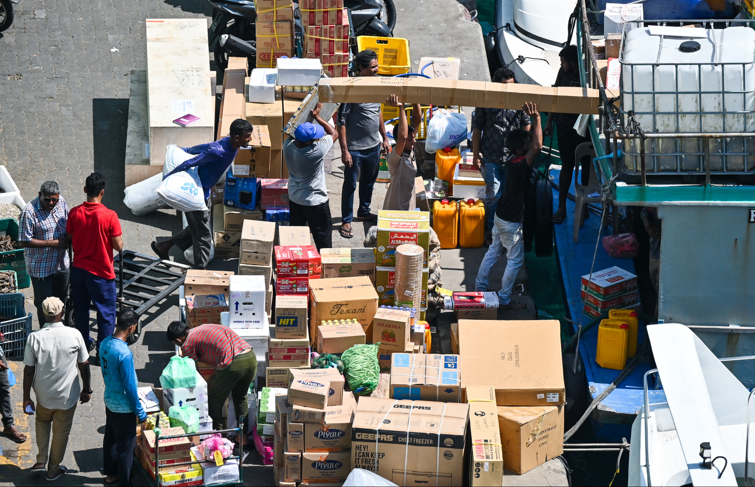 ރޯދަމަހާ ދިމާކޮށް އެކި ރަށްރަށަށް ގެންދަން ބޯޓުތަކަށް މުދާ އަރުވަނީ. -- ފޮޓޯ: ފަޔާޒު މޫސާ | މިހާރު