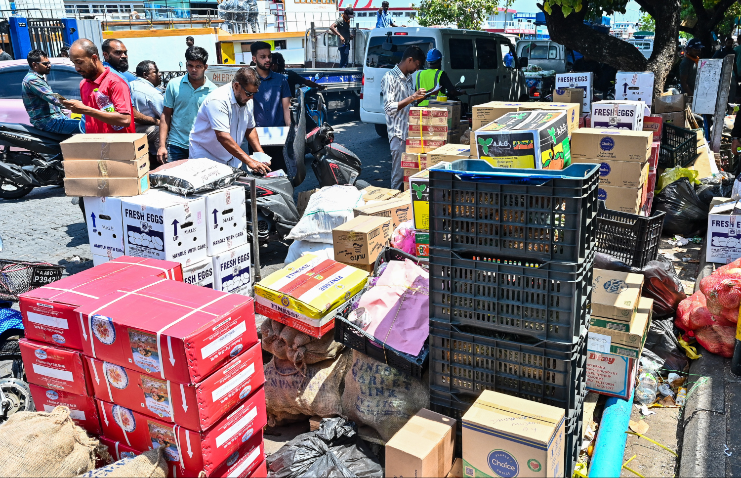 މާރުކޭޓު ފިހާރަބަރި ސަރަހައްދުގައި، ރޯދަ މަހު އާންމުކޮށް ބޭނުންކުރާ މުދާ އެކި ތަންތަނަށް ފޮނުވަން ތައްޔާރުކޮށްފައި: ރޯދަ މަސް ފެށުމާ ދިމާކޮށް މާރުކޭޓް ސަރަހައްދަށް ބާރު ބޮޑު. -- ފޮޓޯ: ފަޔާޒު މޫސާ | މިހާރު