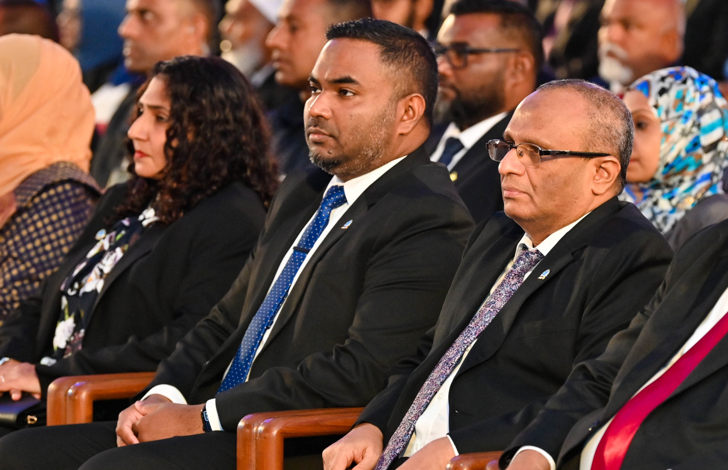 ޖުޑީޝަލް އަހަރު ފެށުމަށް ދަރުބާރުގޭގައި މީގެ ކުރިން ބޭއްވި ޖަލްސާގައި ސުޕްރީމް ކޯޓުގެ ފަނޑިޔާރުންގެ ތެރެއިން (ކ-ވ) ސުއޫދު، މަހާޒް އަދި އަޒްމިރަލްދާ ބައިވެރިވެވަޑައިގަންނަވަނީ.---ފޮޓޯ: ރައީސް އޮފީސް