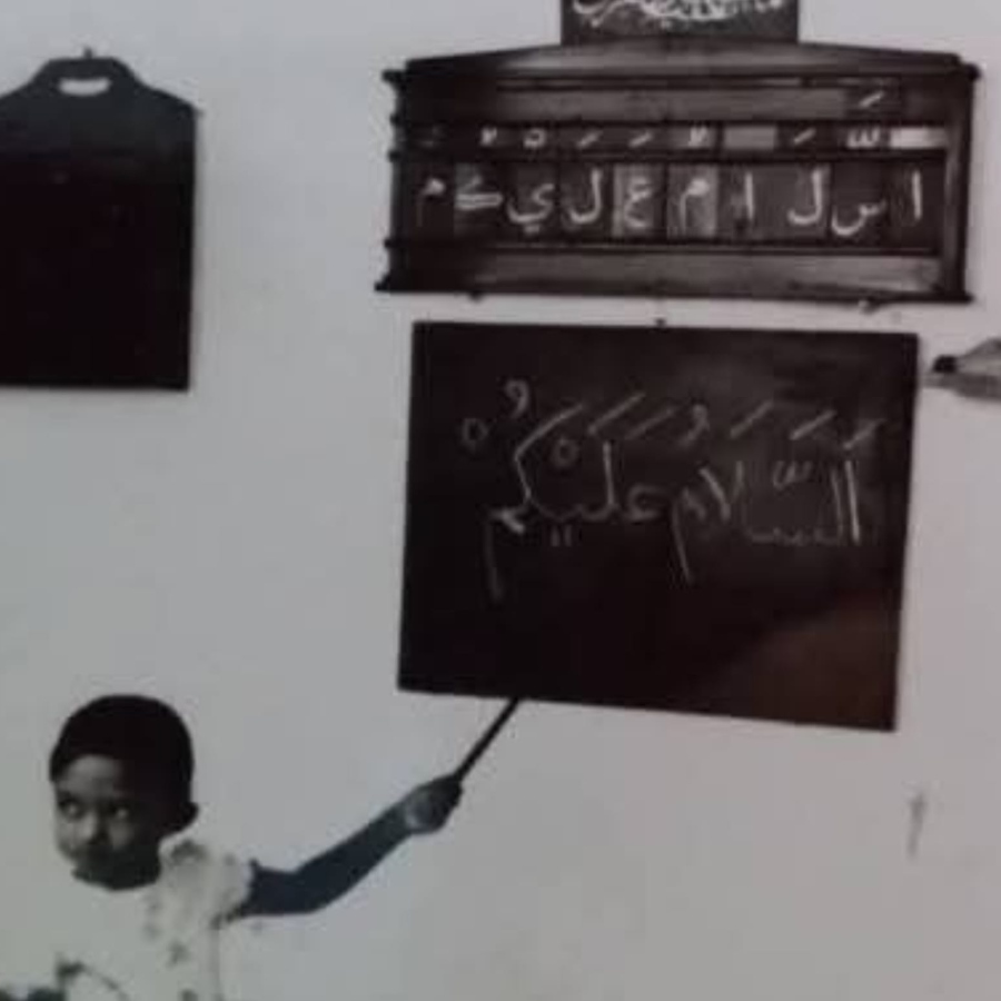 އަމަތުﷲ ޝަކީބު (އަމަތު އާންޓީ) ކުޑައިރު ގޭގައި ކިޔަވަނީ: އޭނާ ވަނީ ކުޑަކުދިންނަށް ކިޔަވައިދެއްވުމުގައި ތަފާތު މަސައްކަތެއް ކުރައްވާފައި.