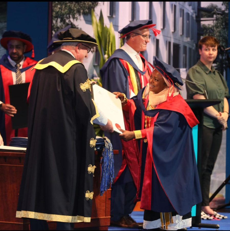 އަމަތުﷲ ޝަކީބު ގްރެޖުއޭޭޝަން ހަފްލާގައި: އޭނާ ހިދުމަތަށް އެނބުރި ވަޑައިގަންނަވަނީ އެތައް އަހަރެއް ފަހުން.