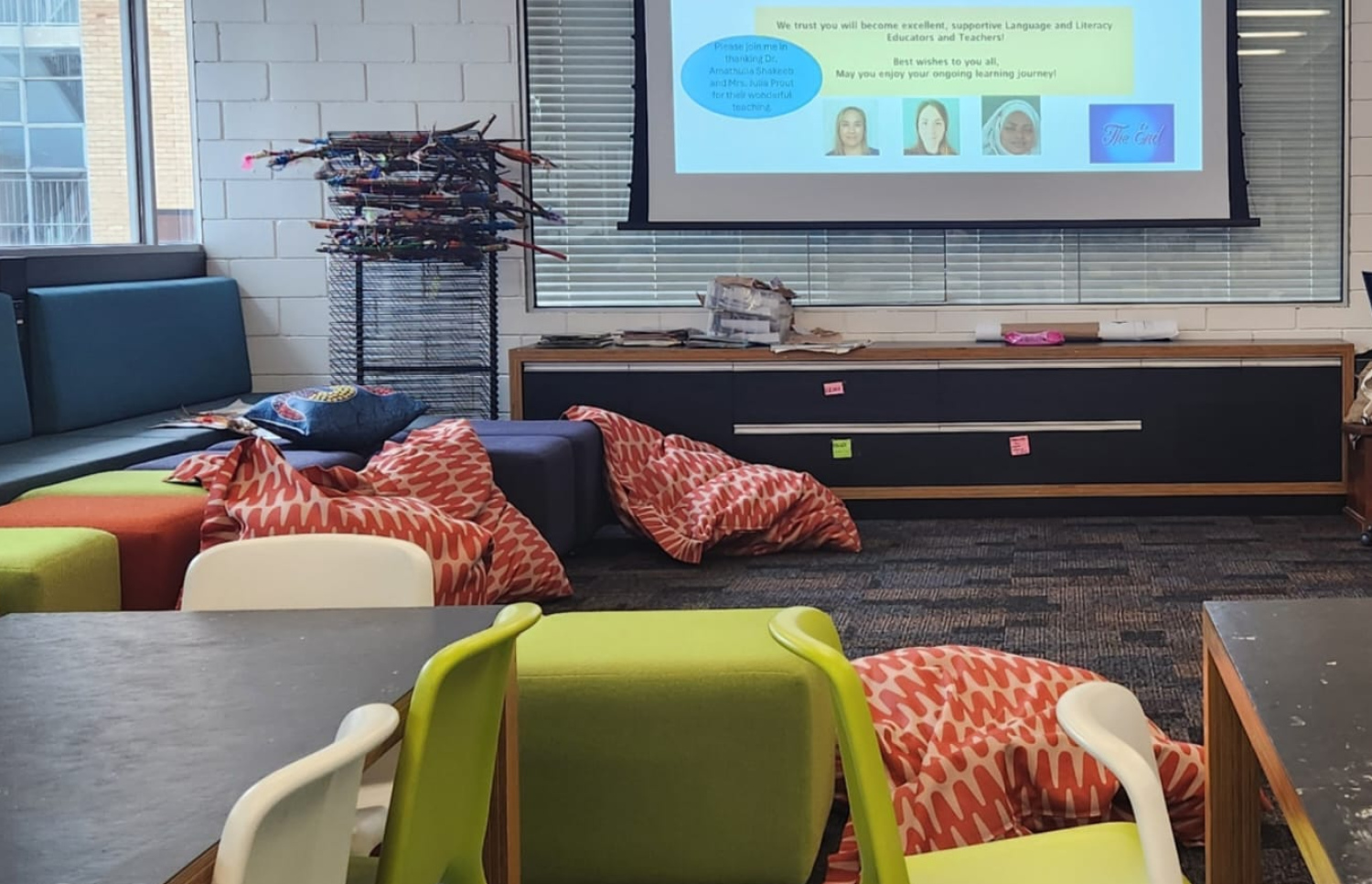 އޮސްޓްރޭލިއާގައި އަމަތު ކިޔަވާދިން ކްލާސްރޫމެއްގެ މަންޒަރެއް --