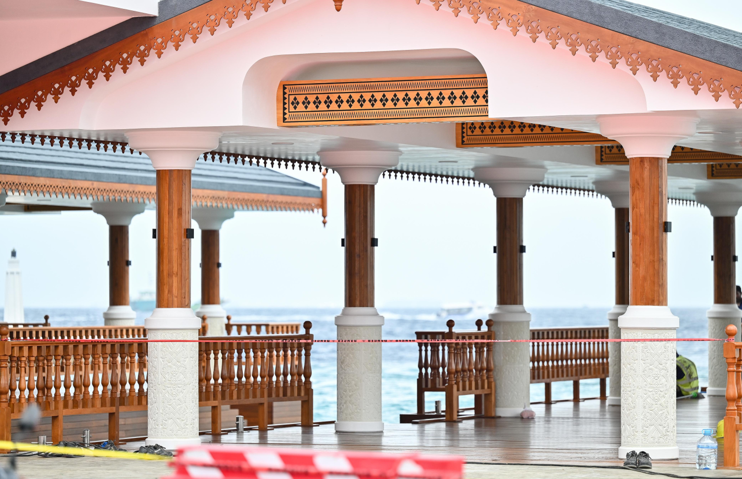 ކުރީގެ ރައީސް މުހައްމަދު އަމީންގެ ވެރިކަމުގައި ރަސްމީ ފާލަން ހުރި ގޮތަށް މިހާރު ފާލަން ހަދާފައި-- ފޮޓޯ: ފަޔާޒް މޫސާ / މިހާރު