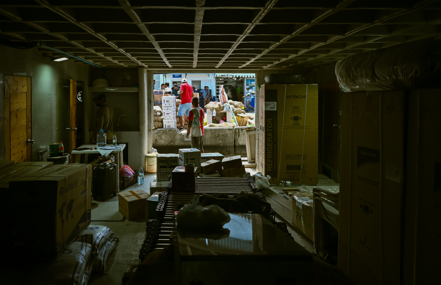 ރަށަކަށް ގެންދަން މުދާތަކެއް ބޯޓަށް އަރުވަނީ .-- ފޮޓޯ: ނިޝާން އަލީ | މިހާރު