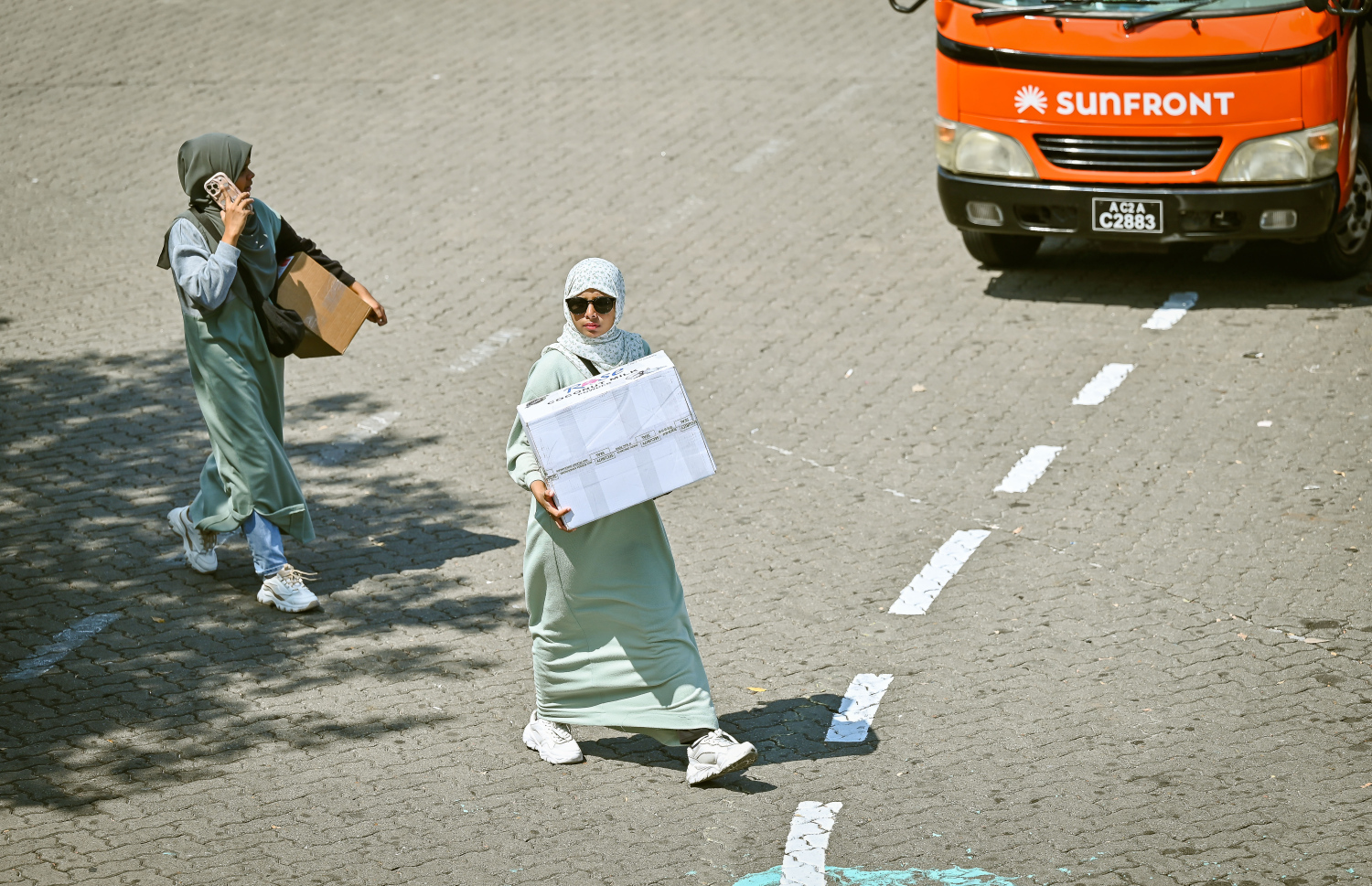 ނޯތު ހާބަރުގައި އޮތް ބޯޓަކަށް މުދާ ފޮށިގަނޑުތަކެއް އަރުވަން ދެ މީހަކު ދަނީ: ރަށްރަށް ގިނަ އަދަދެއްގެ މުދާ ރޯދަ މަހާ ދިމާކޮށް ފޮނުވާ. -- ފޮޓޯ: ނިޝާން އަލީ | މިހާރު