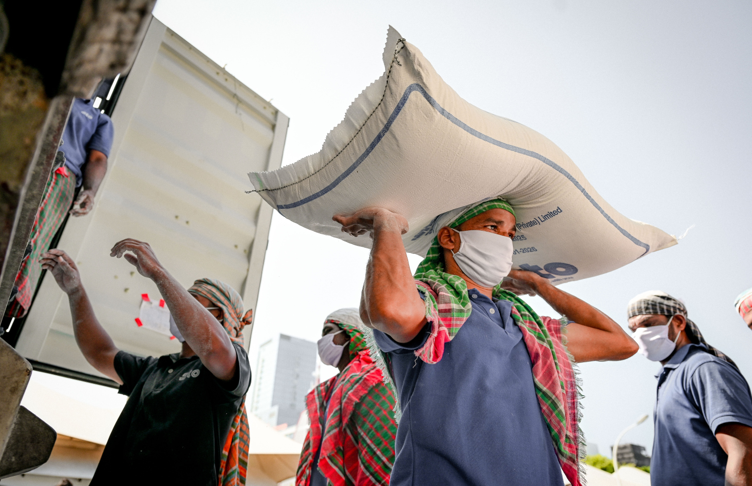 އެސްޓީއޯއިން ރޯދައަށް ރާއްޖެ ގެނައި ކާޑުގެ ބާވަތްތައް އެސްޓީއޯ ކާޑު ގުދަނަށް ވައްދަނީ: ރޯދަ މަހު ބާޒާރުގެ އަގު ކޮންޓްރޯލްކުރުމަށް އެސްޓީއޯއިން ބައެއް އަސާސީ މުދާ ހެޔޮ އަގުގައި ގެންދަނީ ވިއްކަމުން. -- ފޮޓޯ: ނިޝާން އަލީ | މިހާރު