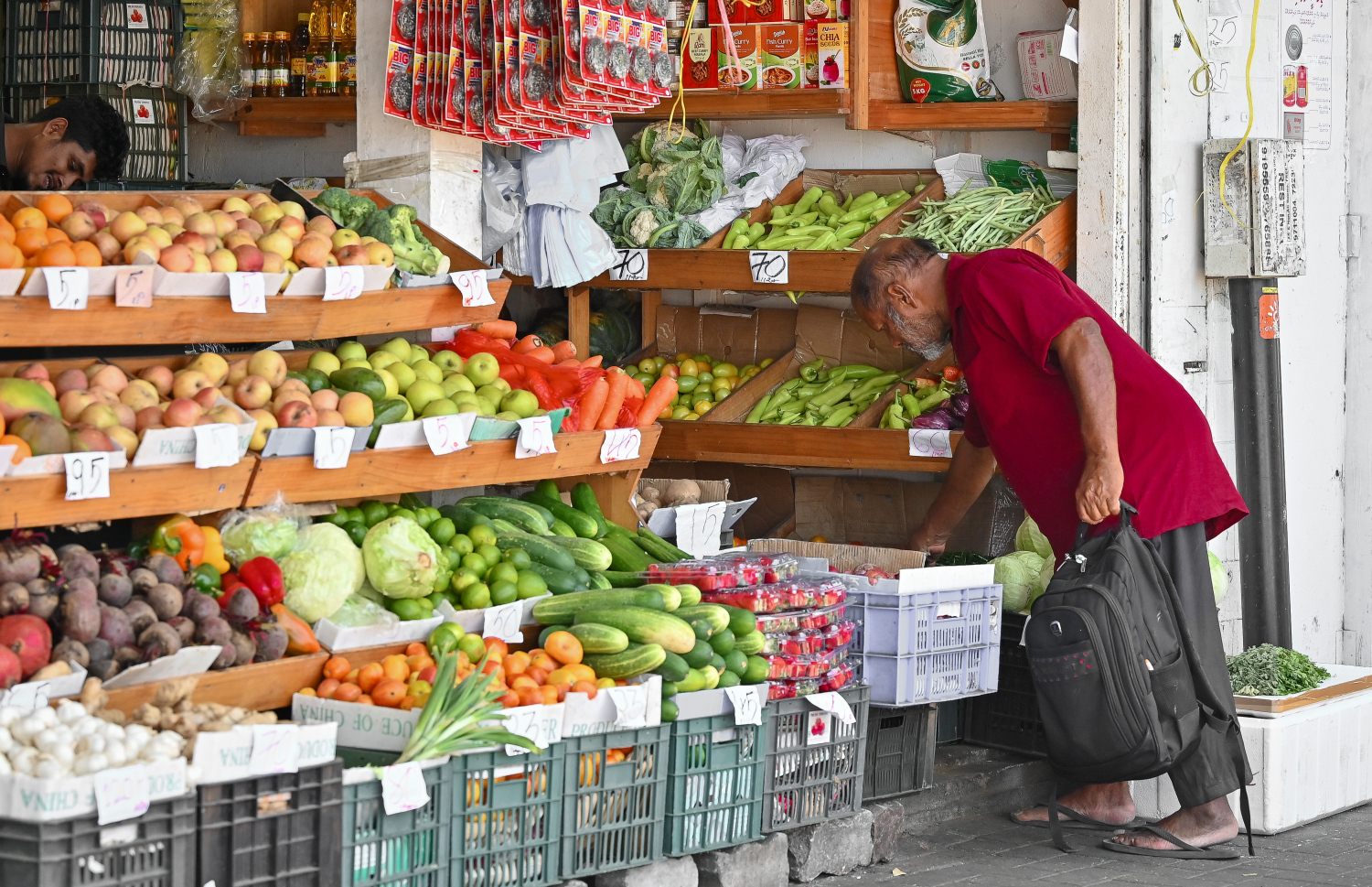 ނޯތު ހާބަރު ސަރަހައްދުގައި ތަރުކާރީ އާއި މޭވާ ވިއްކާ ފިހާރައަކުން މީހަކު ވިޔަފާރިކުރަނީ: ރޯދައަށް ބޭނުންވާ ގިނަ ބާވަތްތަކުގެ މުދާ ބާޒާރުން ލިބެން އެބަހުރި -- ފޮޓޯ: ނިޝާން އަލީ | މިހާރު