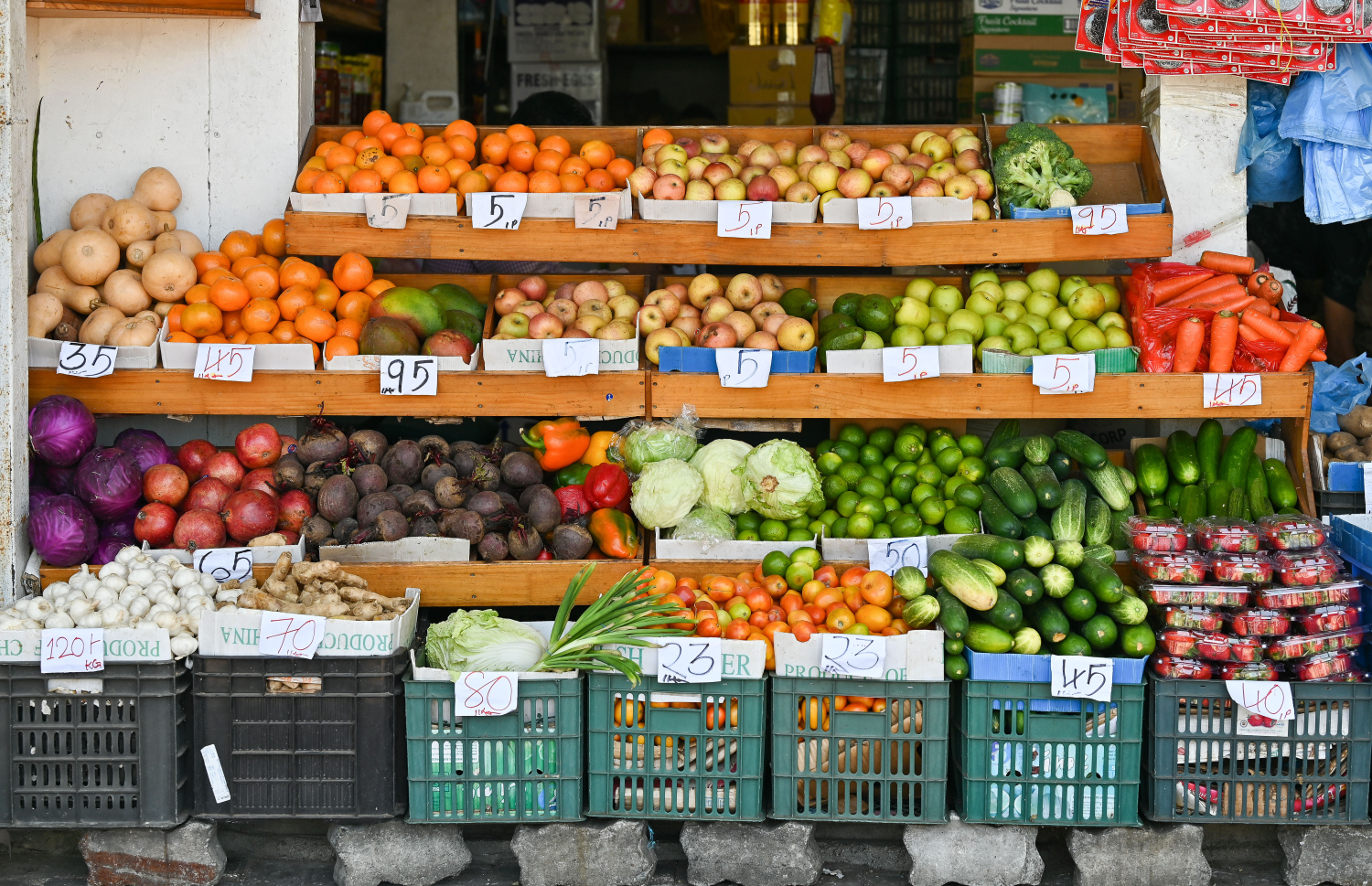 ނޯތު ހާބަރު ސަރަހައްދުގައި ތަރުކާރީ އާ މޭވާ ވިއްކާ ފިހާރައެއްގައި ވިއްކަން ހުރި ބައެއް ތަކެތި: މި ސަރަހައްދު ފިހާރަތައް ހުރީ އާ ސްޓޮކް ގެނެސް ފުރާލާފައިވާ -- ފޮޓޯ: ނިޝާން އަލީ | މިހާރު