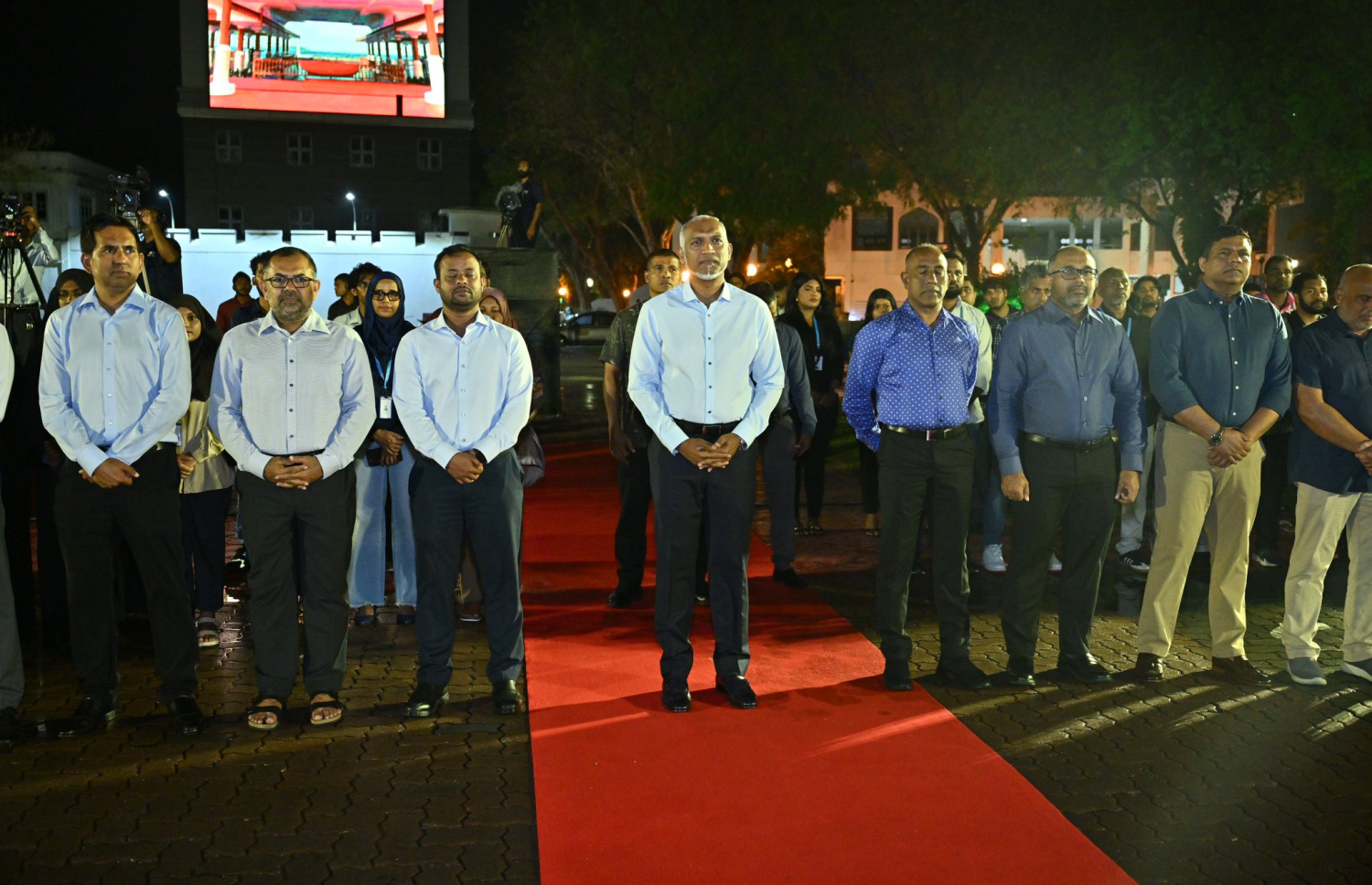 ރަސްމީ ފާލަން އާ ޑިޒައިނަކަށް ހަދައި، ހުޅުވުމަށް ބޭއްވި ރަސްމިއްޔާތުގައި ރައީސް މުއިއްޒާއި ބައެއް މިނިސްޓަރުން ބައިވެރިވެވަޑައިގަންނަވަނީ.--- ފޮޓޯ: ރައީސް އޮފީސް