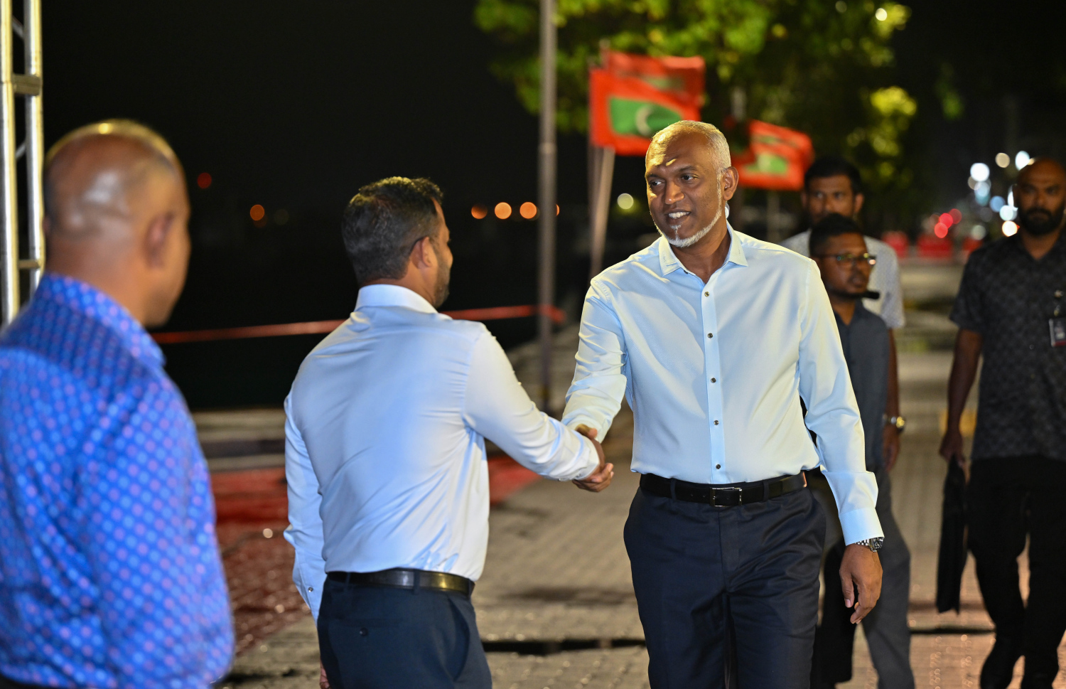 ރަސްމީ ފާލަން ނުވަތަ އިއްޒުއްދީން ފާލަން އަލުން ހުޅުވުމަށް ބޭއްވި ރަސްމިއްޔާތައް ރައީސް ޑރ މުހައްމަދު މުއިއްޒު ވަޑައިގަތުމުން އެ މަނިކުފާނަށް ހައުސިން މިނިސްޓަރު ޑރ. އަބްދުﷲ މުއްތަލިބު މަރުހަބާ ދަންނަވަނީ.--- ފޮޓޯ: ރައީސް އޮފީސް