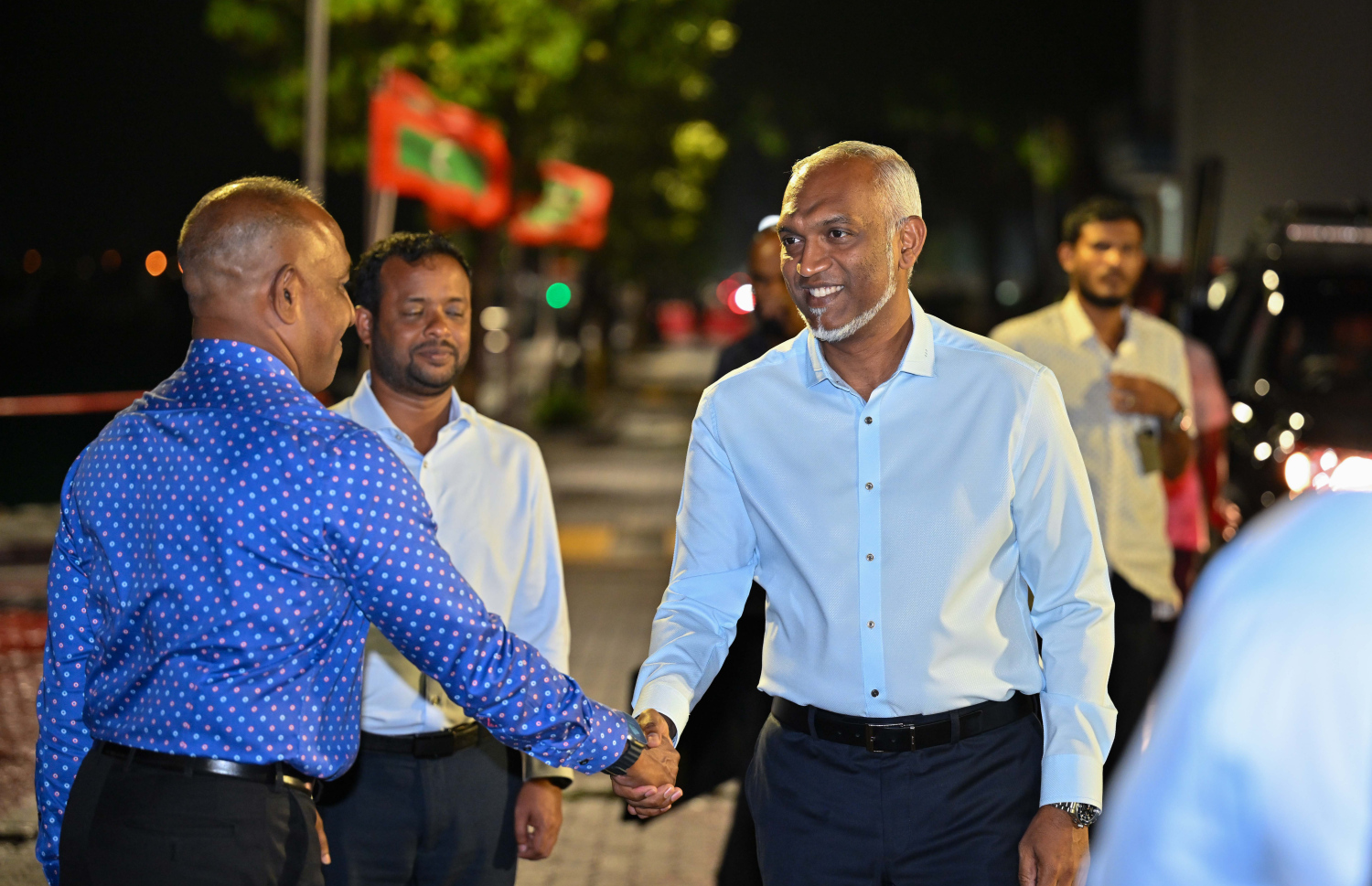 ރަސްމީ ފާލަން ނުވަތަ އިއްޒުއްދީން ފާލަން އަލުން ހުޅުވުމަށް ބޭއްވި ރަސްމިއްޔާތައް ރައީސް ޑރ މުހައްމަދު މުއިއްޒު ވަޑައިގަތުމުން އެ މަނިކުފާނަށް އެމްޓީސީސީގެ ސީއީއޯ އަހުމަދު ސައުދީ މަރުހަބާ ދަންނަވަނީ.--- ފޮޓޯ: ރައީސް އޮފީސް