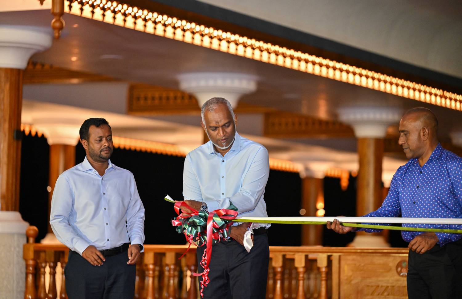 އާ ޑިޒައިނަކަށް އަލުން ހެދި މާލޭގެ ރަސްމީ ފާލަން ރައީސް މުއިއްޒު ހުޅުއްވައި ދެއްވަނީ.---ފޮޓޯ: ރައީސް އޮފީސް