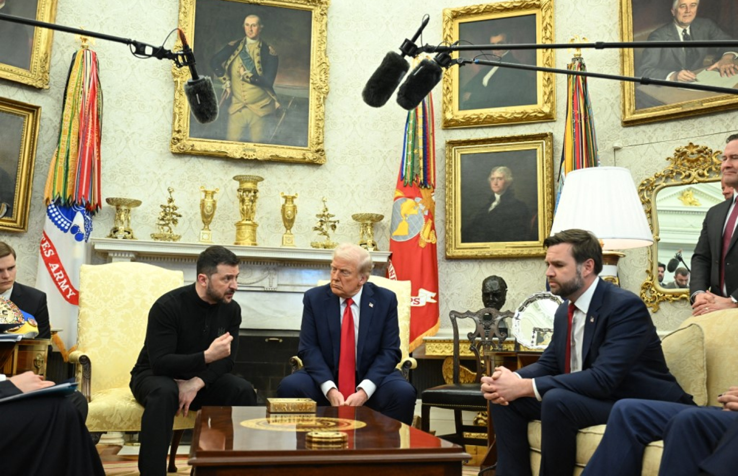 އެމެރިކާގެ ނައިބު ރައީސް ޖޭޑީ ވެންސް، ރައީސް ޑޮނަލްޑް ޓްރަމްޕް އަދި ޔުކްރެއިންގެ ރައީސް ވޮލްޑޮމީރް ޒެލެންސްކީ ހޫނު ޒުވާބުގައި. -- ފޮޓޯ: އޭއެފްޕީ