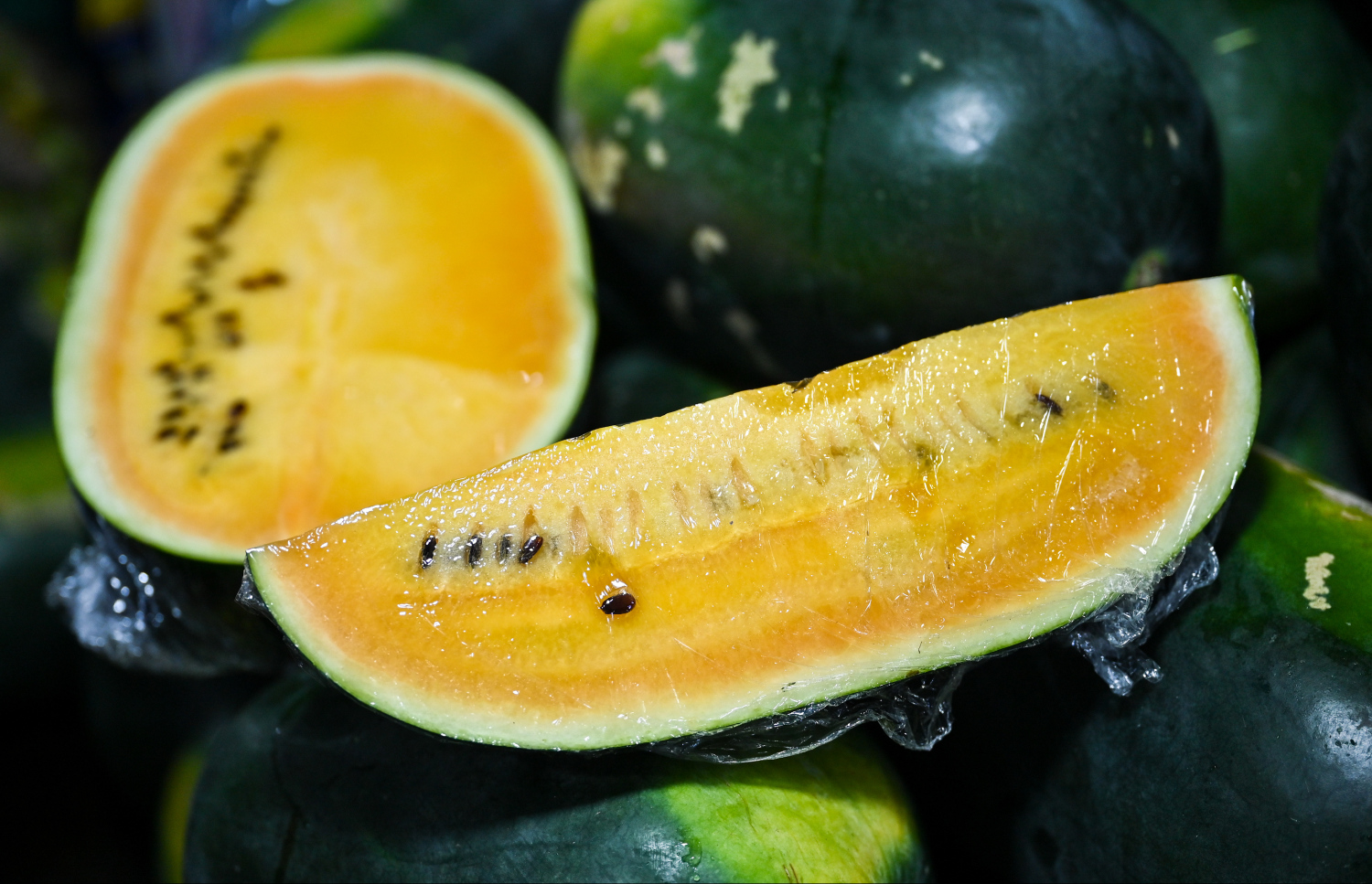 ލޯކަލް މާރުކޭޓުގެ ގޮޅިއެއްގައި ވިއްކަން ބަހައްޓާފައި ހުރި ކަރާތަކެއްގެ ތެރެއިން "އަލަނާސި ކަރައެއް" ފަޅާލައި، ފެންނަ ގޮތަށް ބާއްވާފައި. ރޯދަ މަހު ޑިމާންޑު އެންމެ ބޮޑުވާ ކަރާގެ ކިލޯއެއް އުޅެނީ 25ރ. އަށް. ---ފޮޓޯ: ފަޔާޒު މޫސާ | މިހާރު