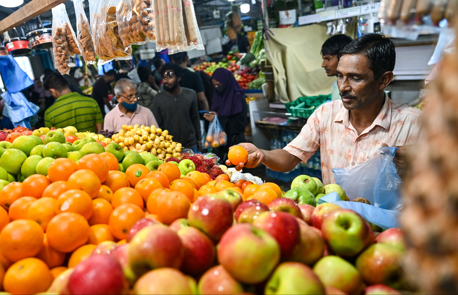 ލޯކަލް މާރުކޭޓުގެ ގޮޅިއަކުން މީހަކު މިއަދު ވިޔަފާރިކުރަނީ: މާރުކޭޓު ހާއްސަކޮށްފައިވަނީ ރާއްޖޭގައި ހައްދާ ތަކެއްޗަށް ކަމަށް ވިޔަސް އިމްޕޯޓްކުރި ތަކެތި ވެސް ގިނަ އަދަދަކަށް އެބަހުރި. -- ފޮޓޯ: ފަޔާޒު މޫސާ |މިހާރު
